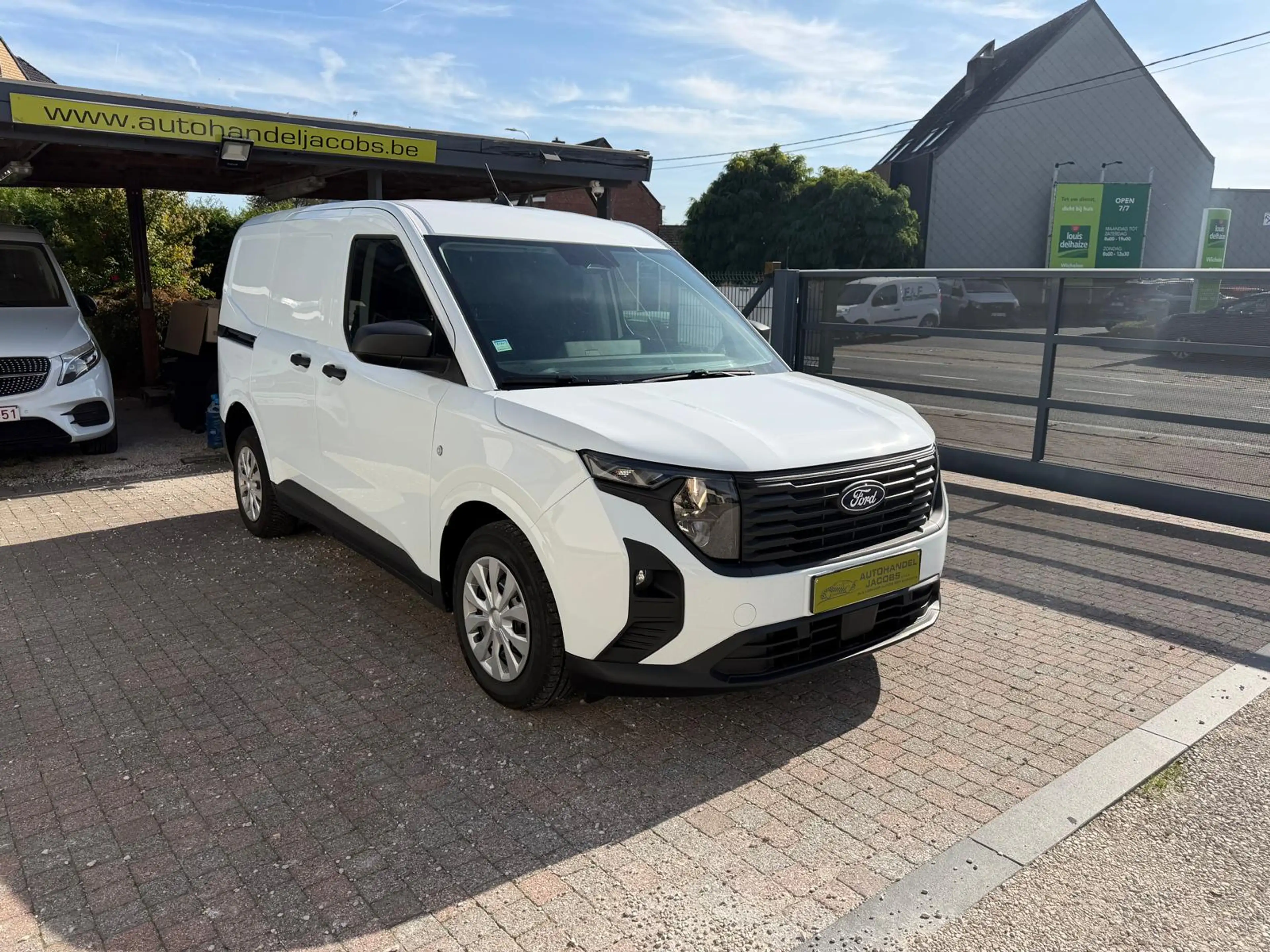 Ford Transit Courier 1.0 BENZ * 125PK * NIEUWSTAAT * 3.000KM!! * LANE * APPLE CARPLAY