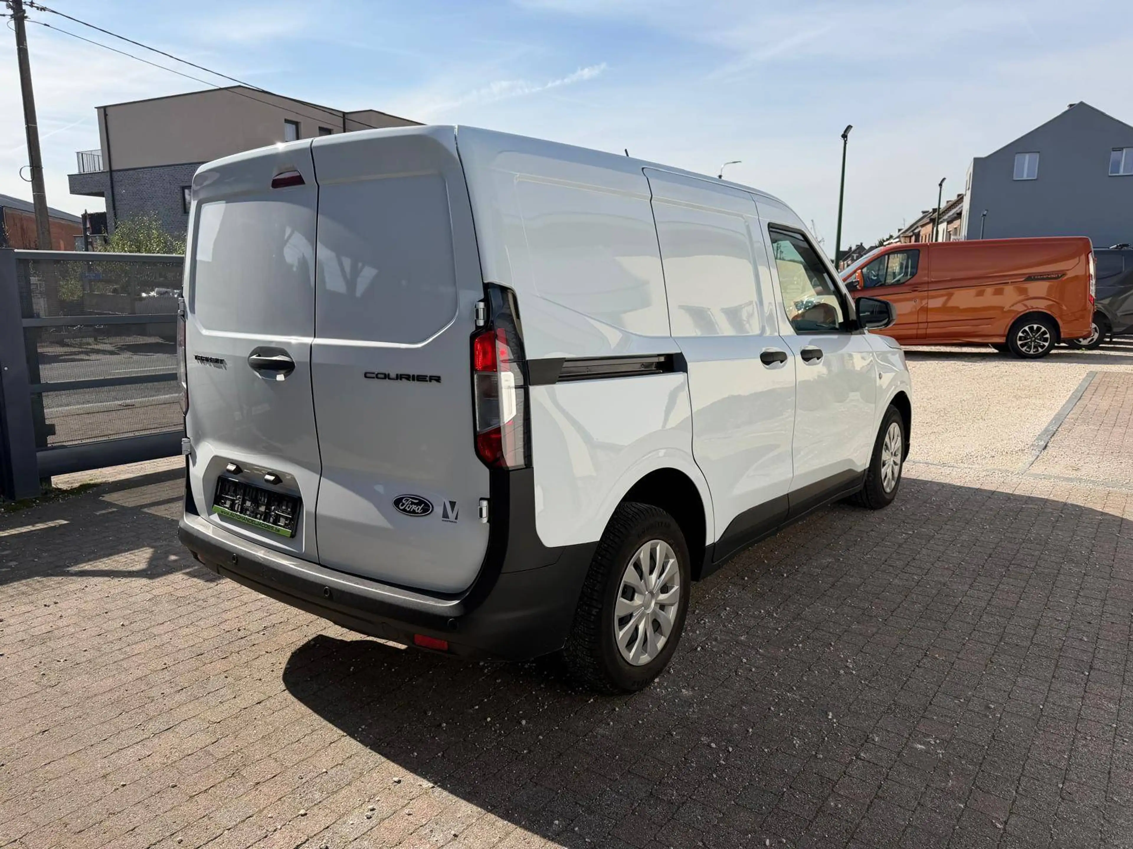 Ford Transit Courier 1.0 BENZ * 125PK * NIEUWSTAAT * 3.000KM!! * LANE * APPLE CARPLAY — photo 4