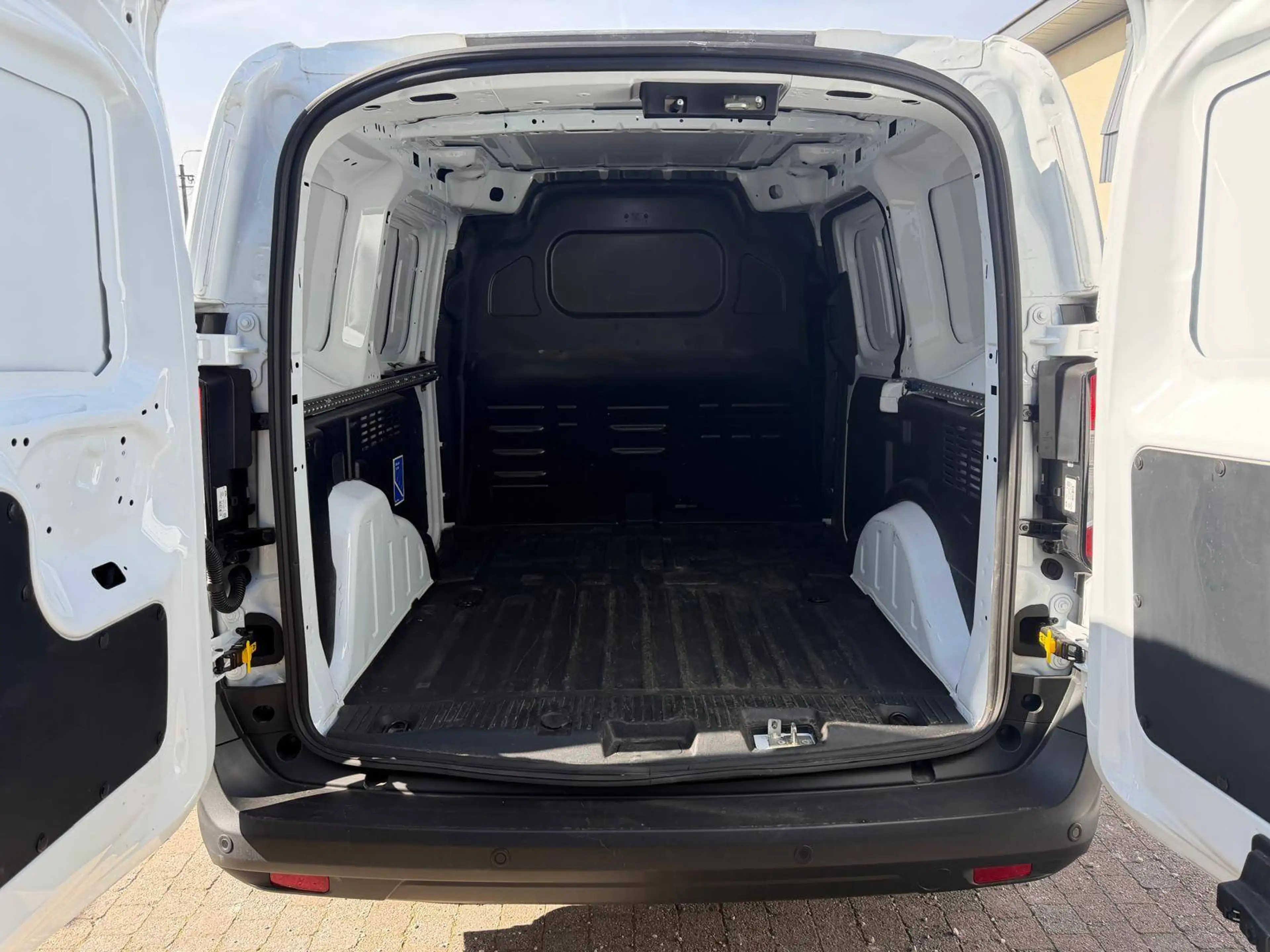Ford Transit Courier 1.0 BENZ * 125PK * NIEUWSTAAT * 3.000KM!! * LANE * APPLE CARPLAY — photo 7