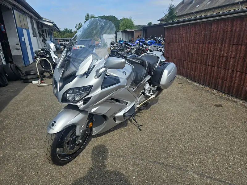 Yamaha FJR 1300 - foto 3