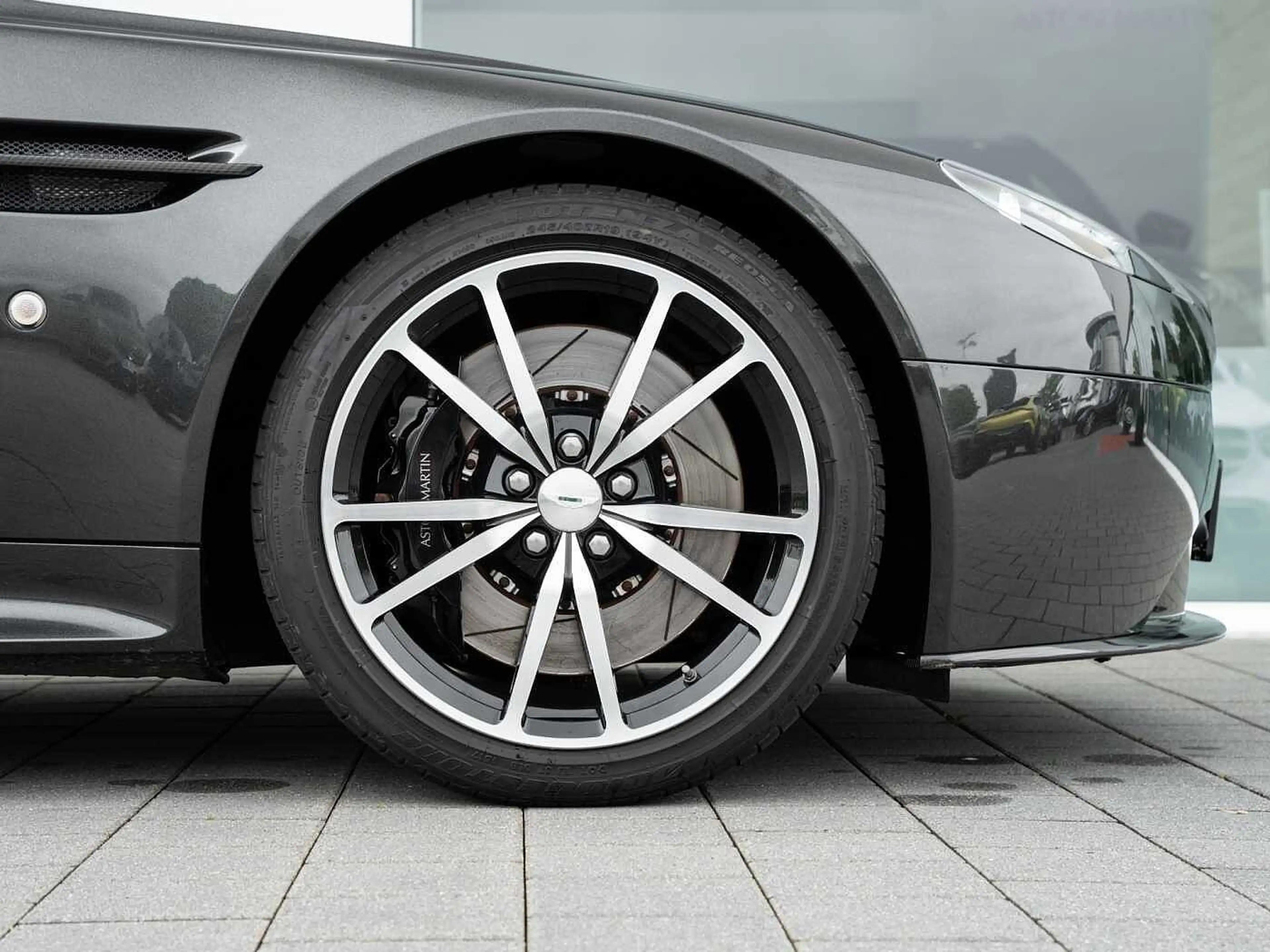Aston Martin V8 Vantage SP10 Roadster Sportshift — photo 4
