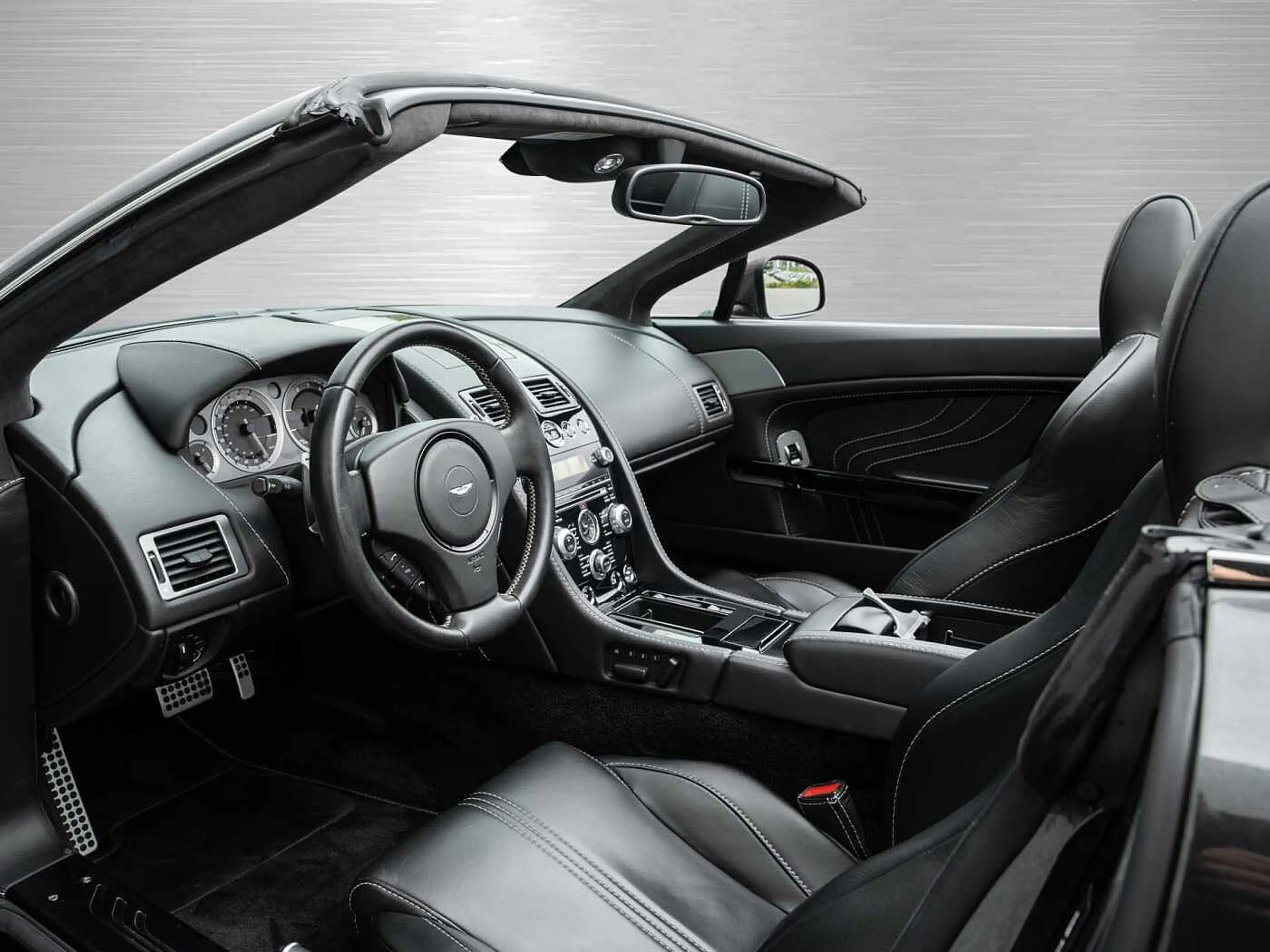 Aston Martin V8 Vantage SP10 Roadster Sportshift — photo 3