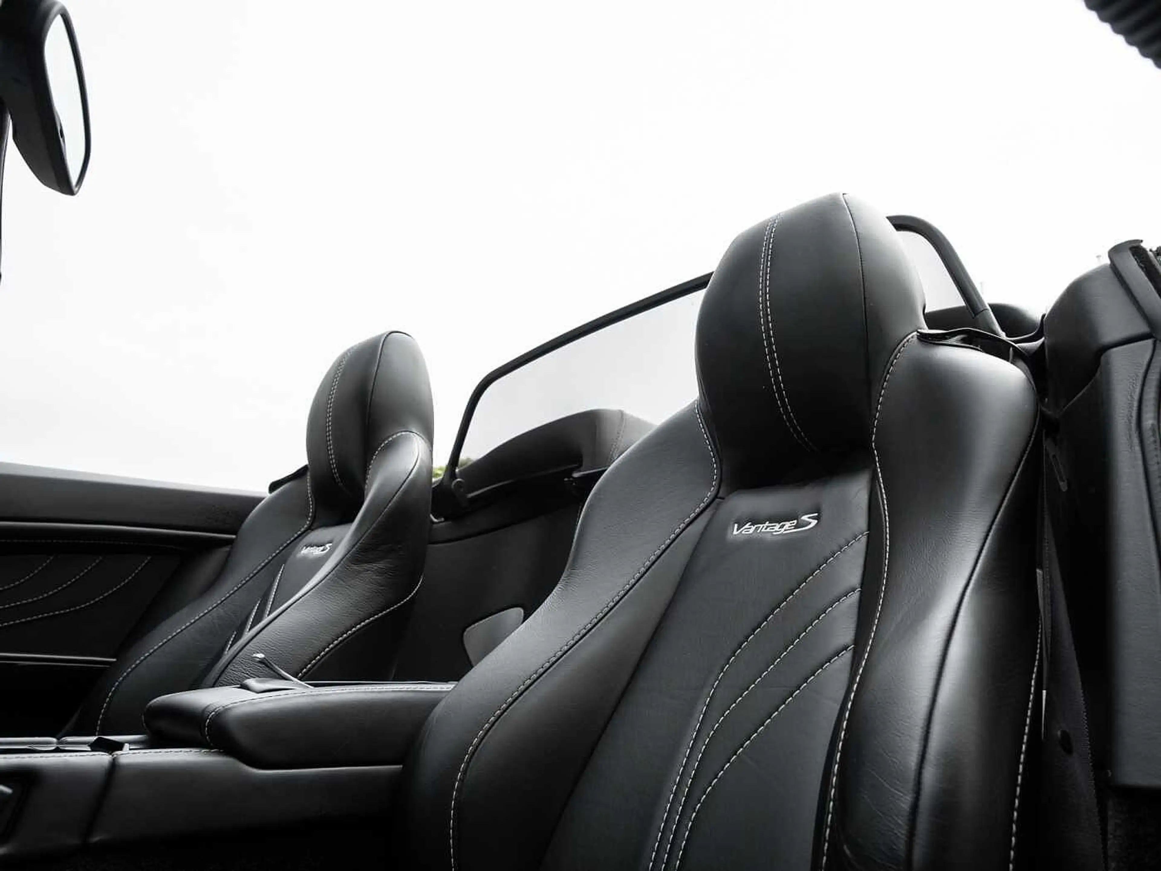 Aston Martin V8 Vantage SP10 Roadster Sportshift — photo 12