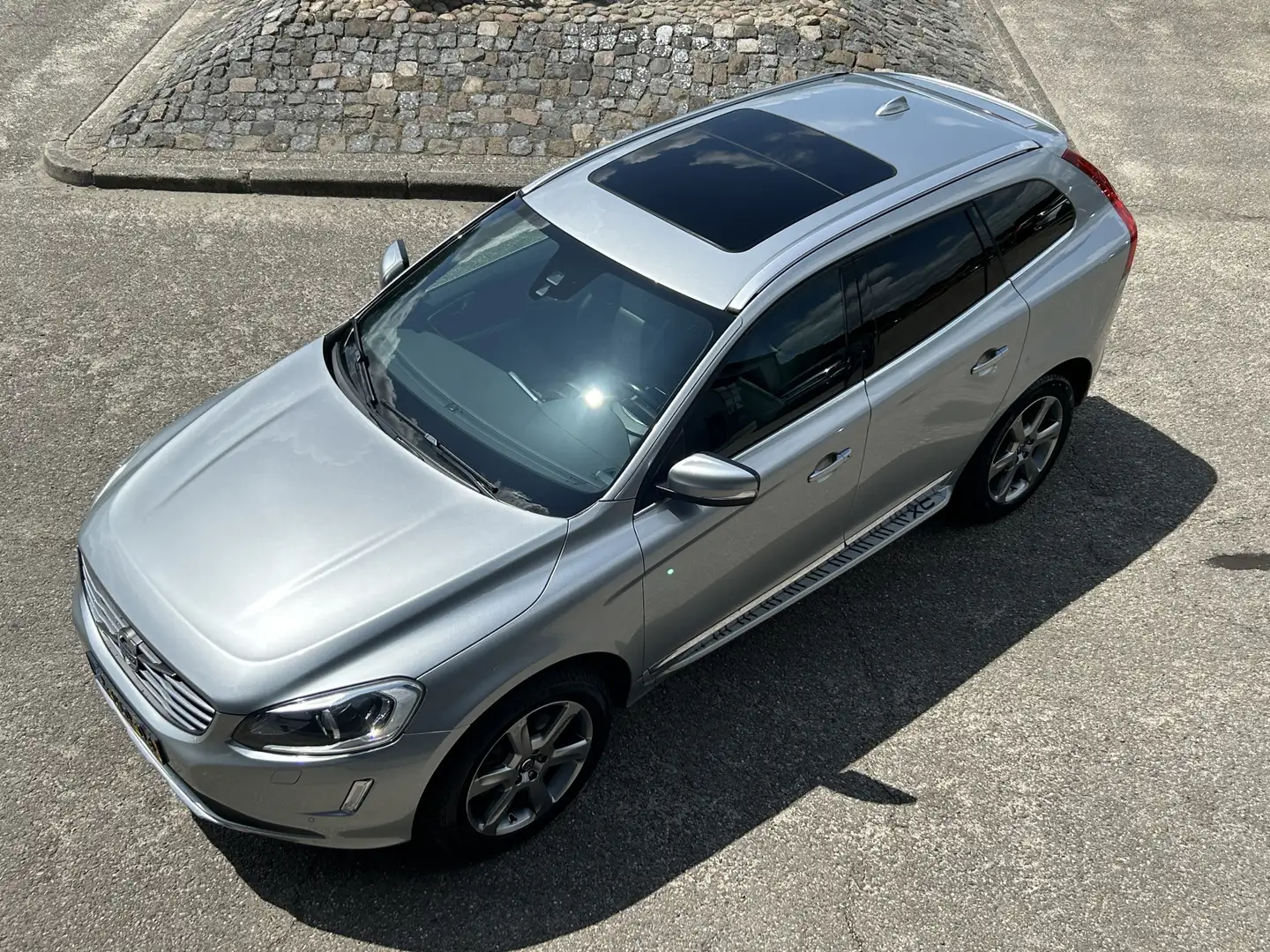 Volvo XC60 2.0 D4 Summum LEER NAVI CRUISE ECC TREKHAAK Grijs - 2