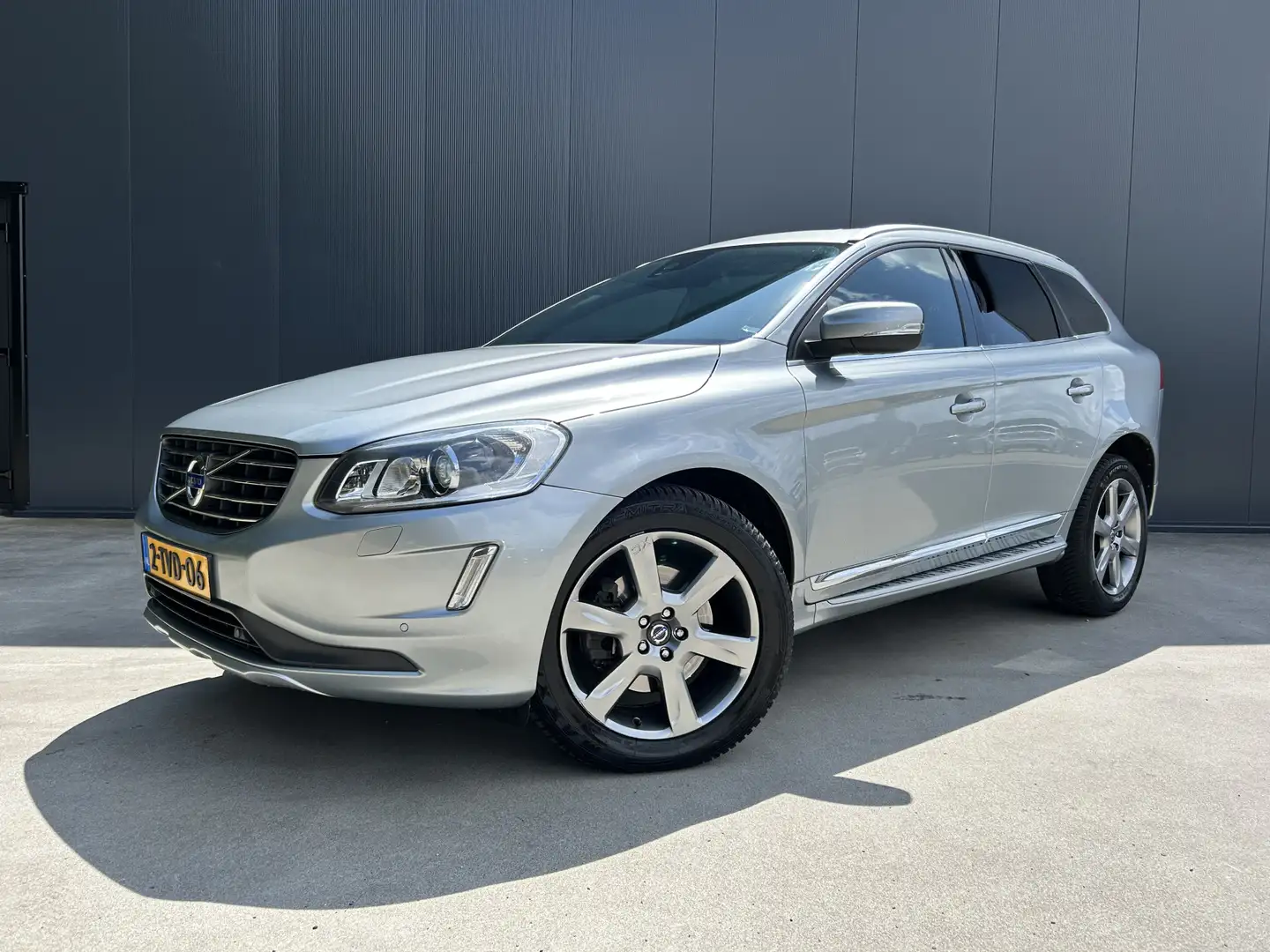 Volvo XC60 2.0 D4 Summum LEER NAVI CRUISE ECC TREKHAAK Grijs - 1