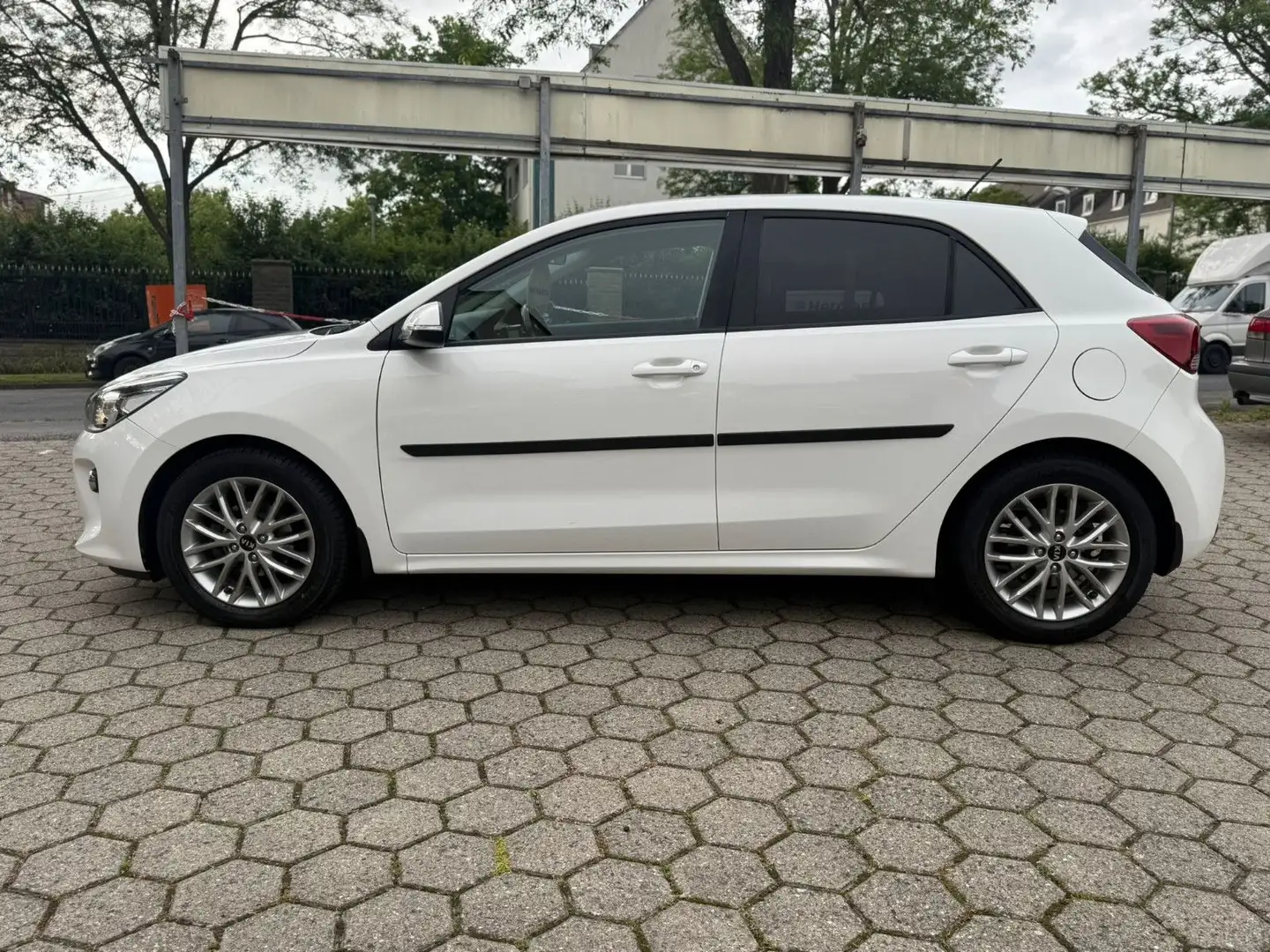 Kia Rio RIO(1.4L-99PS)KLIMAAUT.NAVI.KAMERA.AHK.GARANTIE Fehér - 2