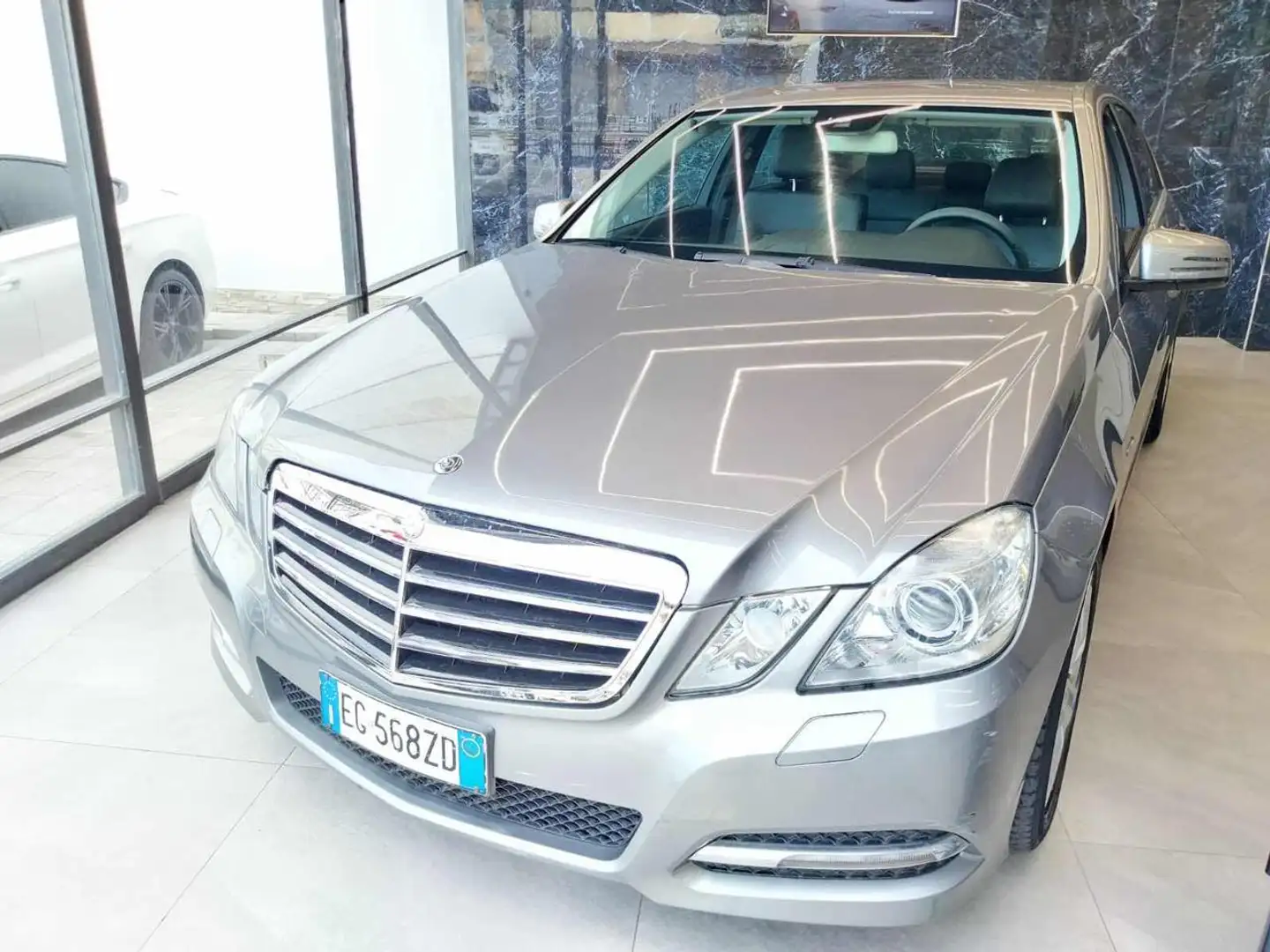 Mercedes-Benz E 200 CGI BlueEFFICIENCY Avantgarde AMG Argento - 2