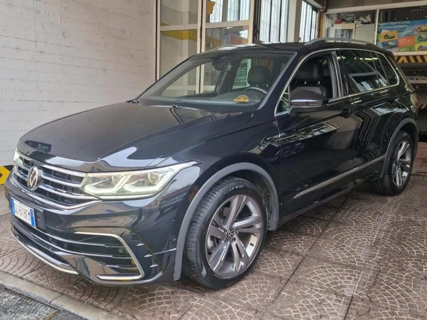 Volkswagen Tiguan Tiguan II 2021 2.0 tdi R-Line 150cv dsg Schwarz - 2