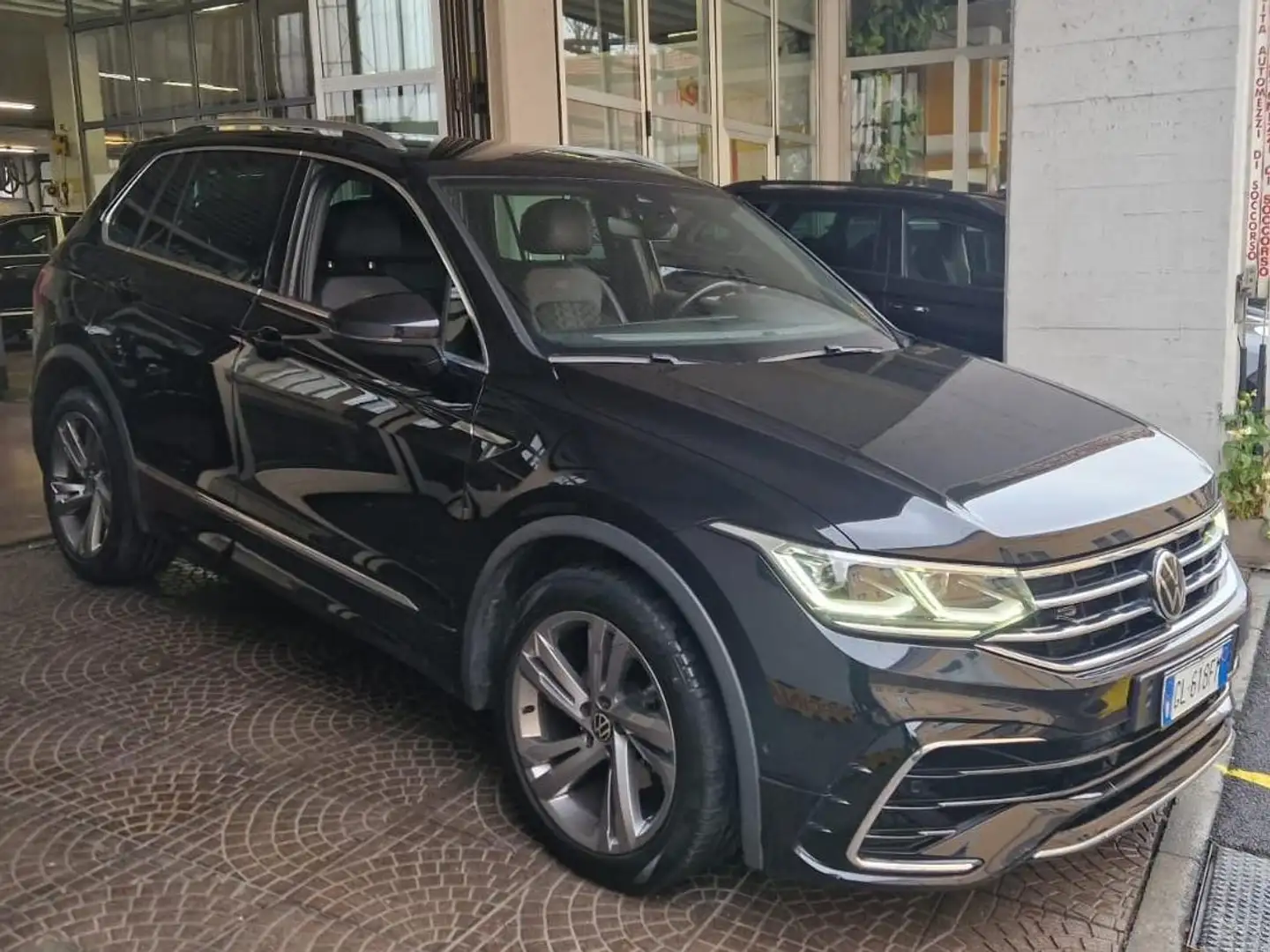 Volkswagen Tiguan Tiguan II 2021 2.0 tdi R-Line 150cv dsg Schwarz - 1