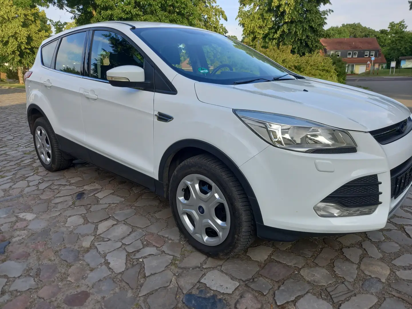 Ford Kuga 1.6 EcoBoost 2x4, AZV, Tempomat, Weiß - 1