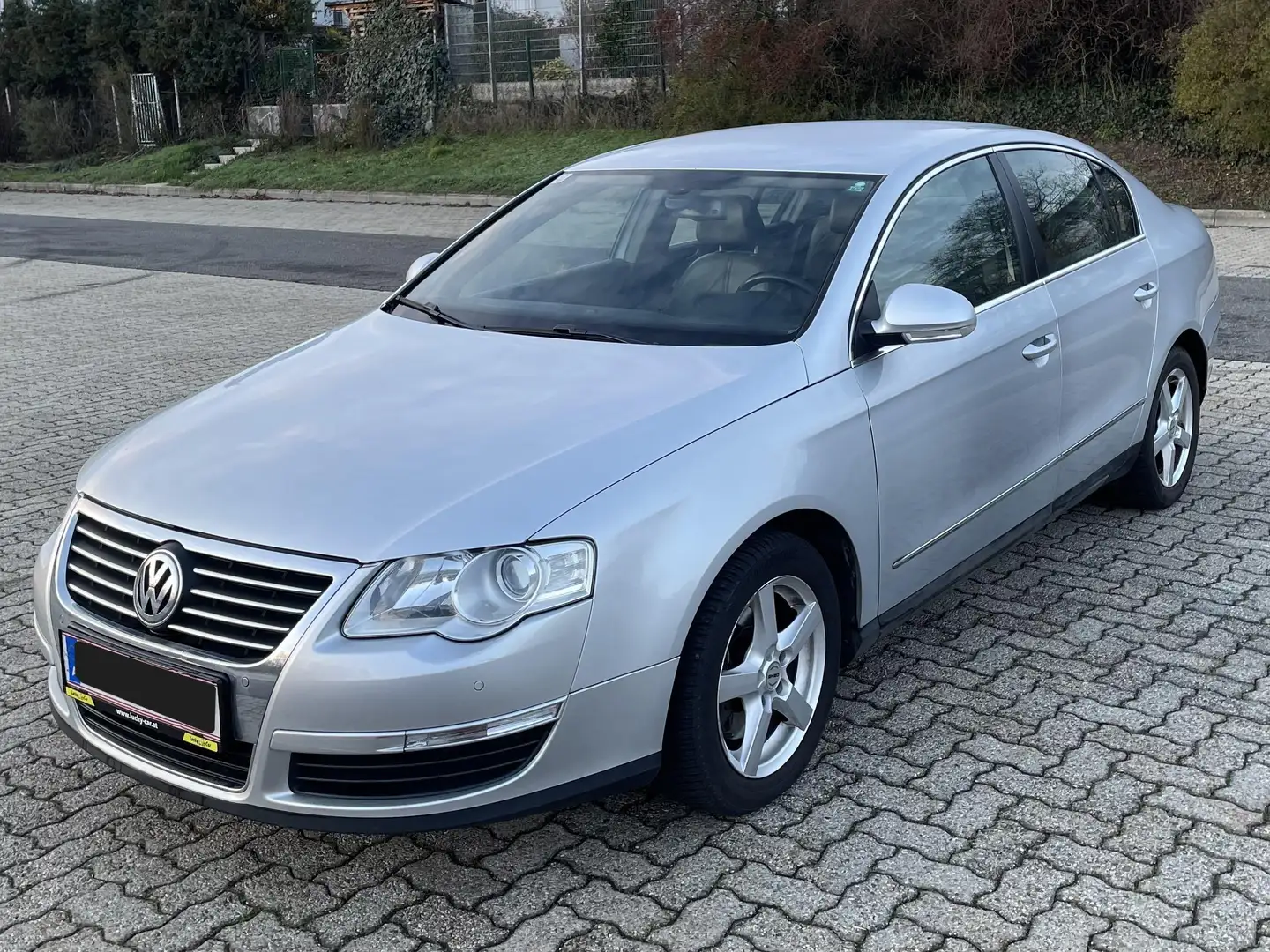 Volkswagen Passat Highline 2,0 TDI DPF DSG Automatik Silber - 1