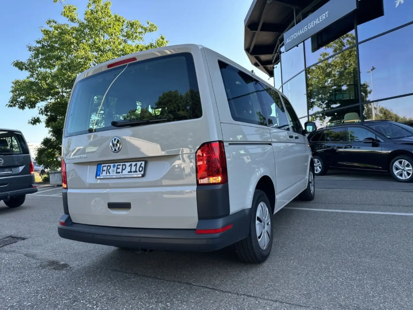 Volkswagen T6.1 Kombi 2.0 TDI DSG 9-Sitzer Grijs - 2