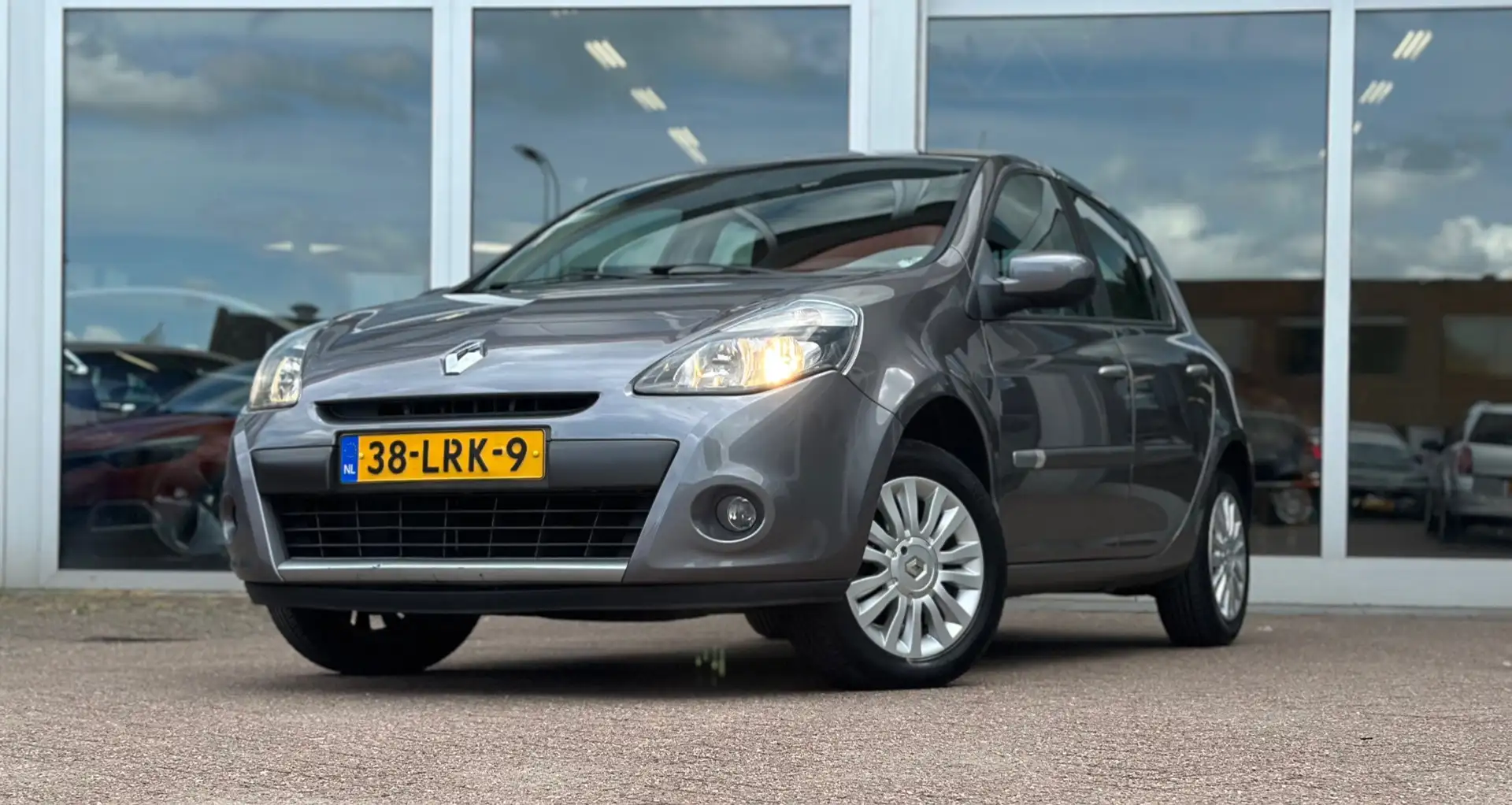 Renault Clio 1.2i Collection 2e Eigenaar Trekhaak Cruise Contro Grijs - 1