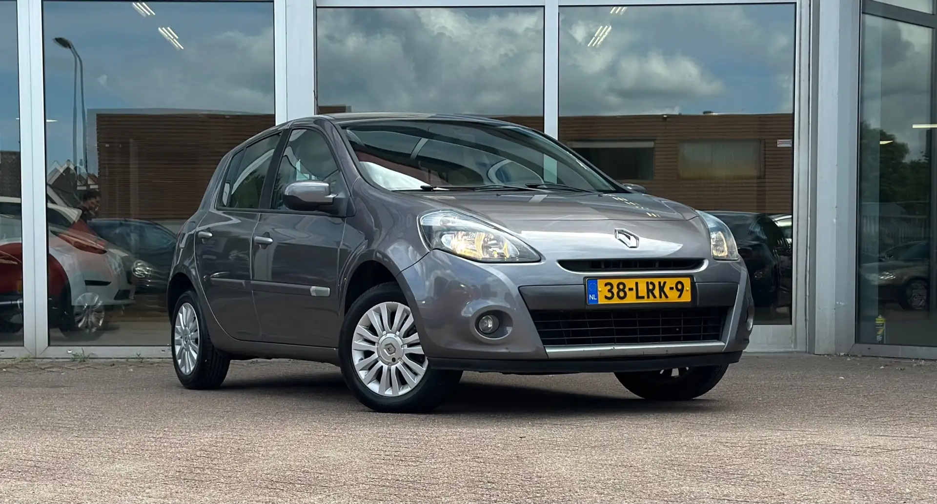Renault Clio 1.2i Collection 2e Eigenaar Trekhaak Cruise Contro Grijs - 2