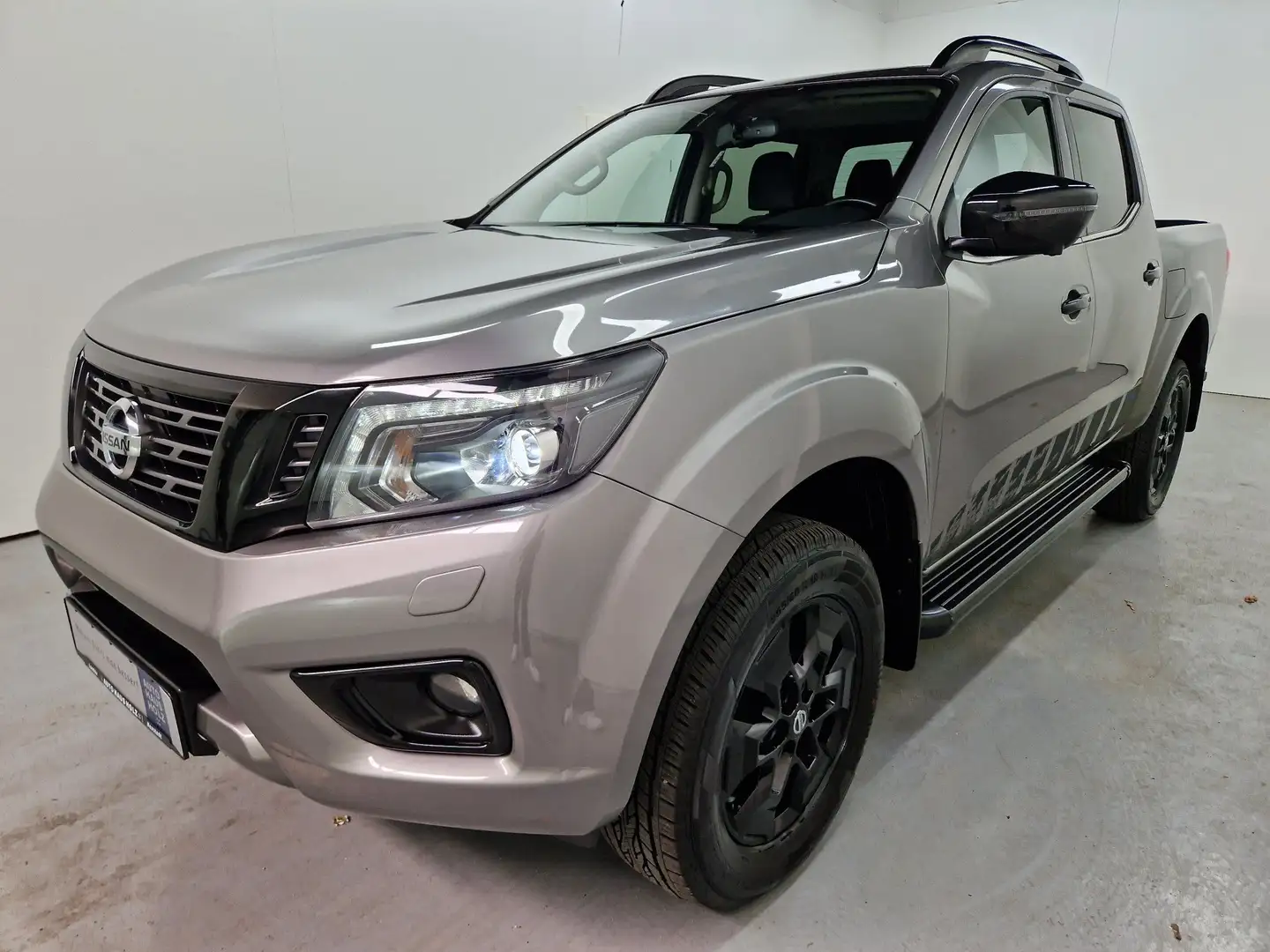 Nissan Navara DoKa 2.3 dCi N-Guard 4x4 Automatik Grau - 1