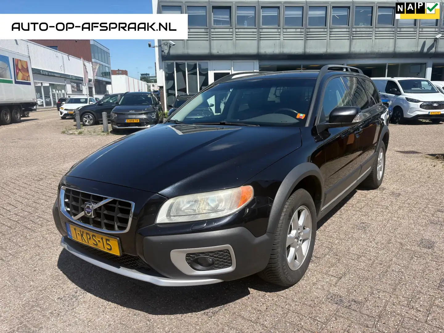 Volvo XC70 2.4 D5 Momentum Leer Automaat Navi Clima Cruise Zwart - 1