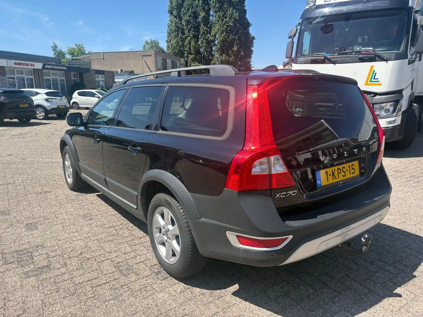 Volvo XC70 2.4 D5 Momentum Leer Automaat Navi Clima Cruise Zwart - 2