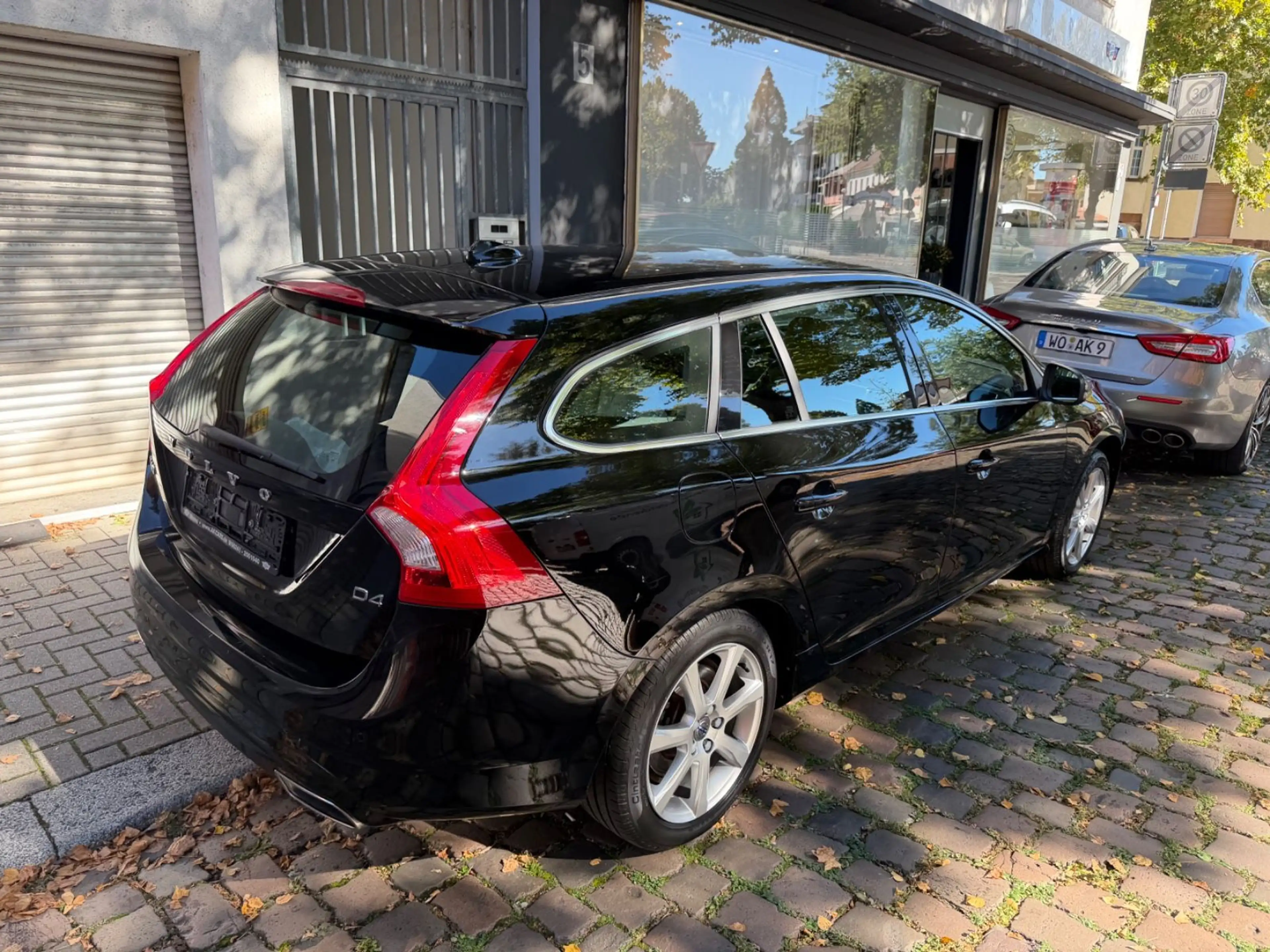 Volvo V60 Kombi Summum Navi leder Kamera ACC — photo 6