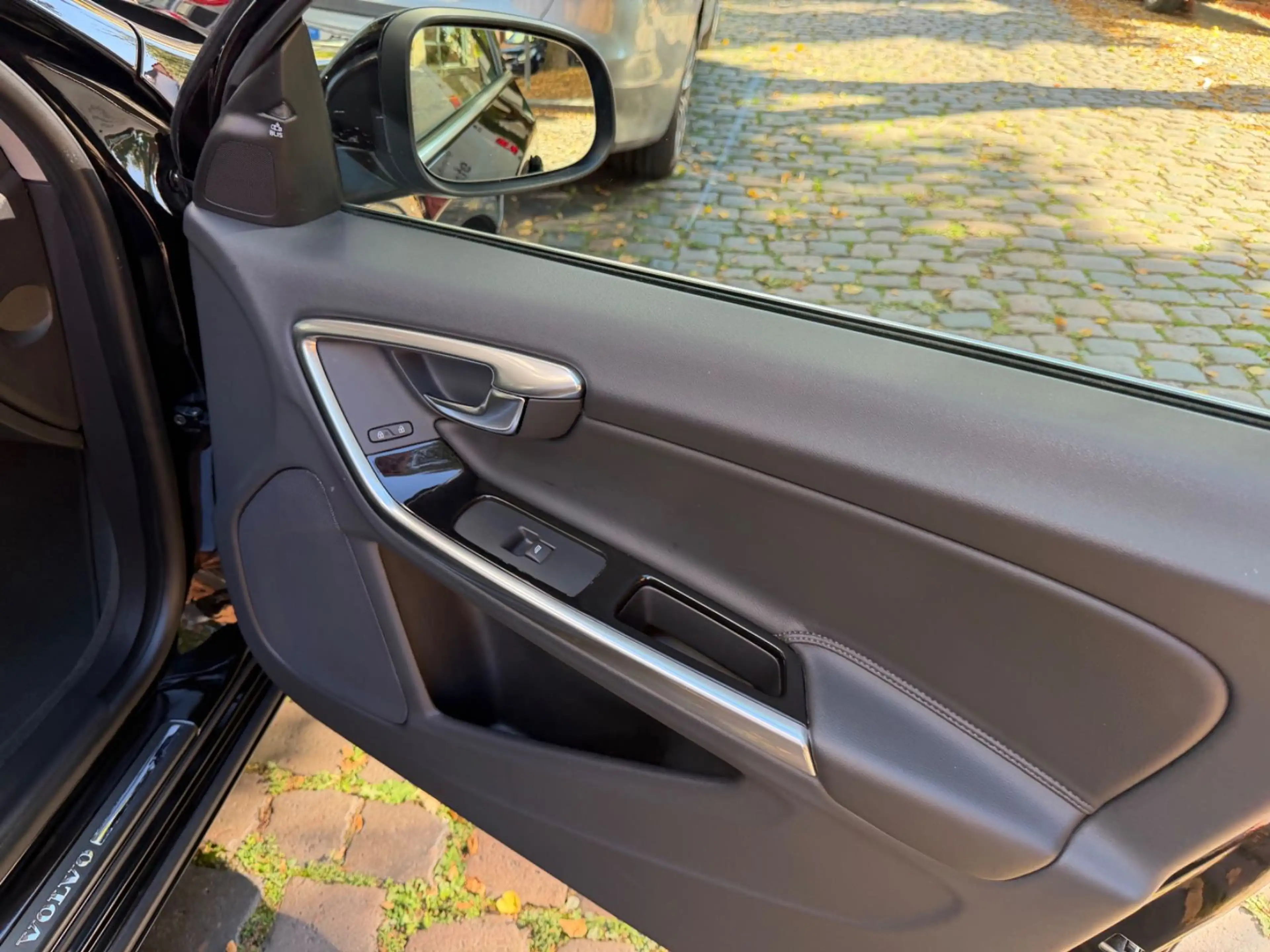 Volvo V60 Kombi Summum Navi leder Kamera ACC — photo 12