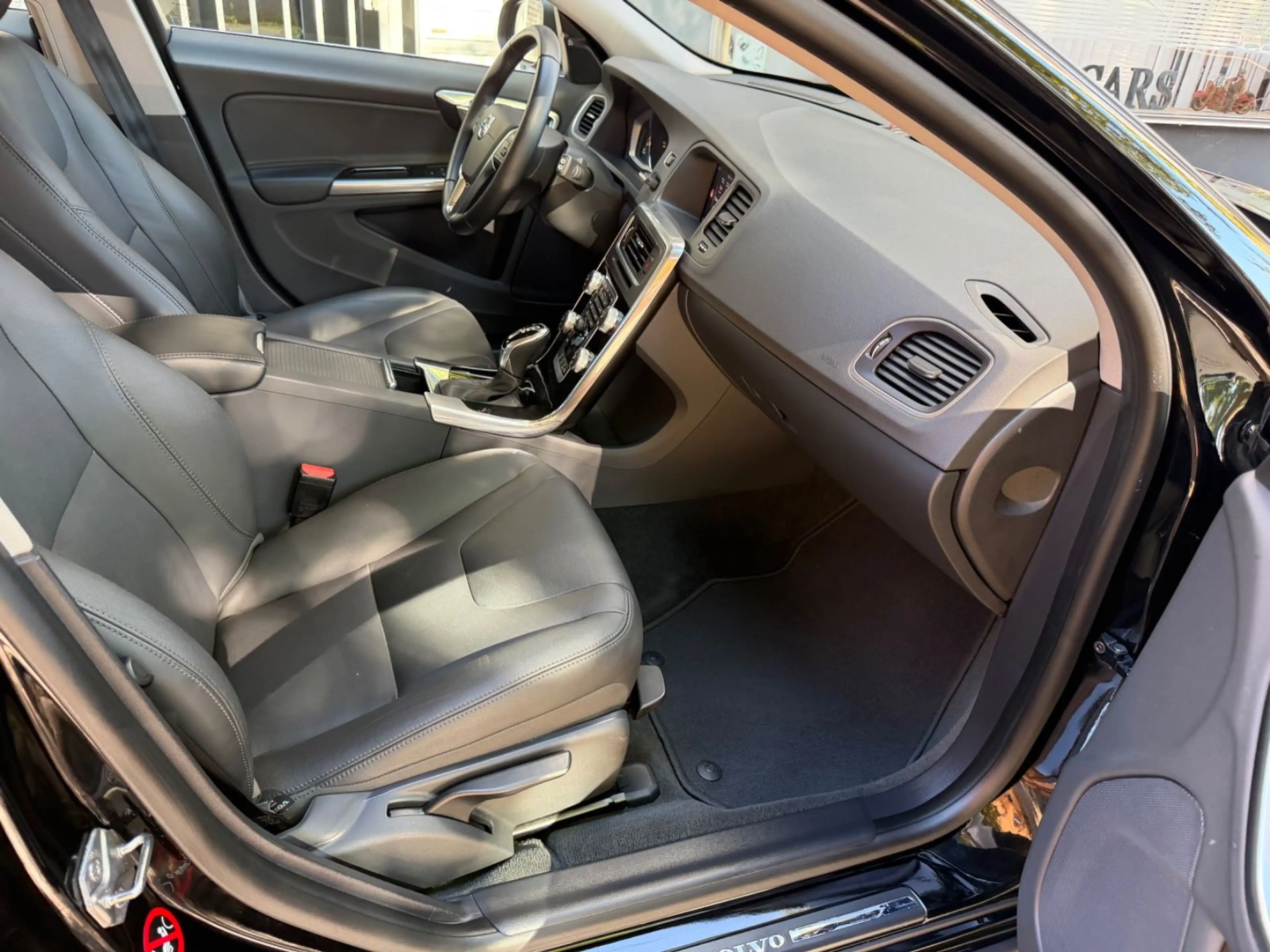 Volvo V60 Kombi Summum Navi leder Kamera ACC — photo 11