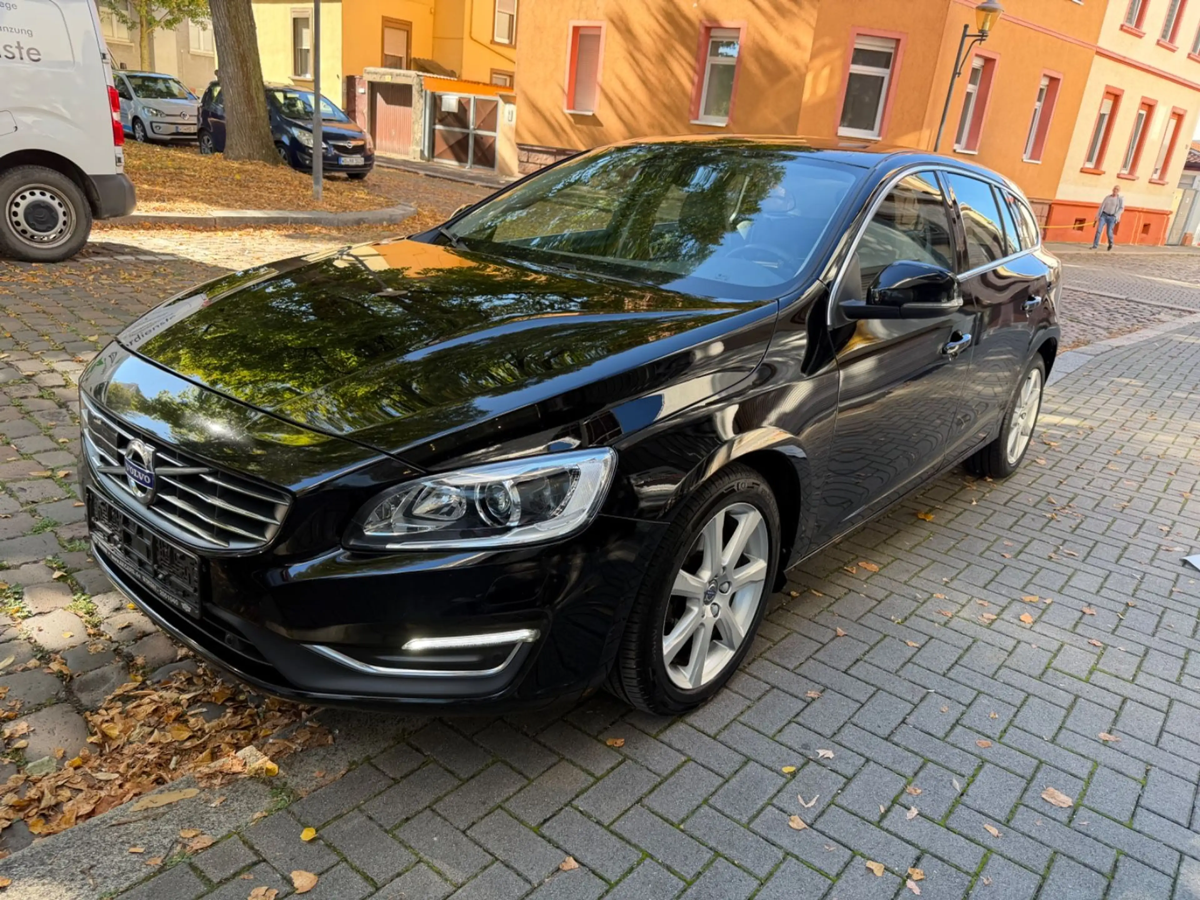 Volvo V60 Kombi Summum Navi leder Kamera ACC — photo 2