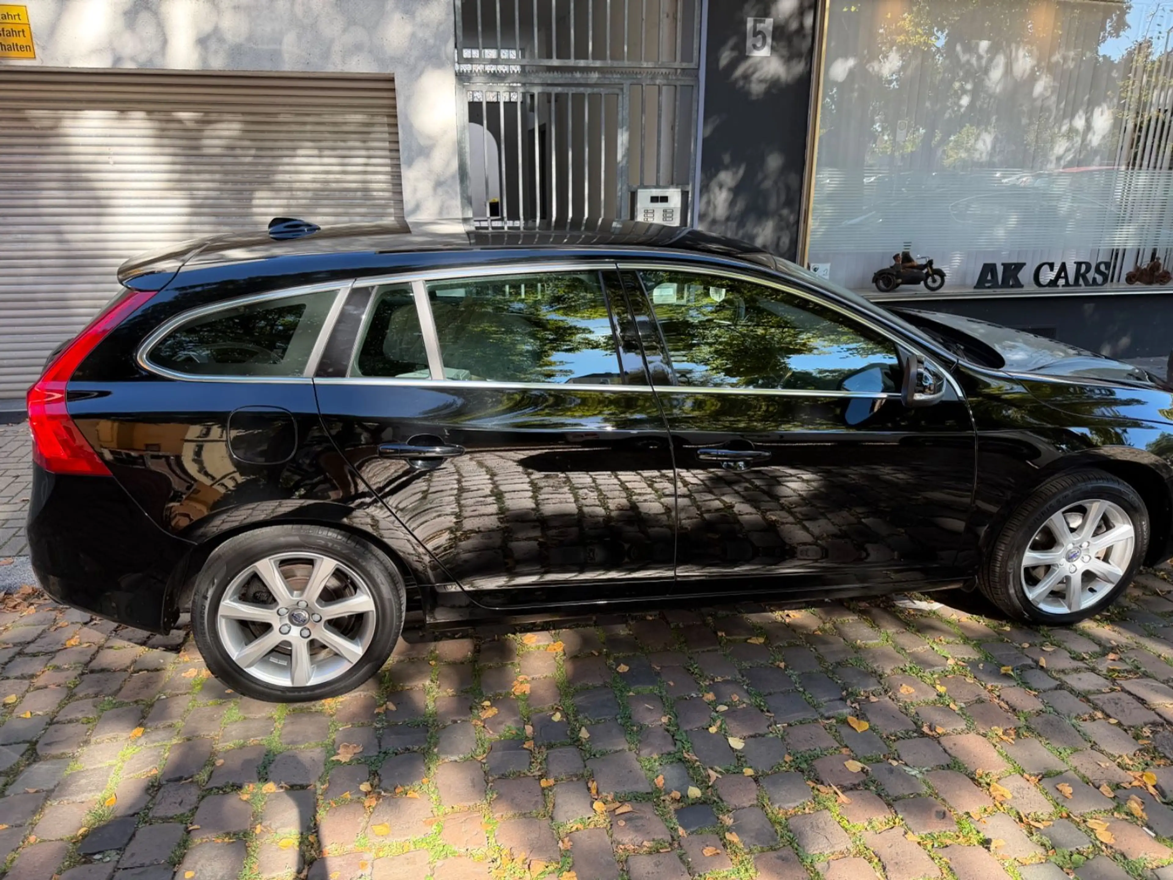 Volvo V60 Kombi Summum Navi leder Kamera ACC — photo 5