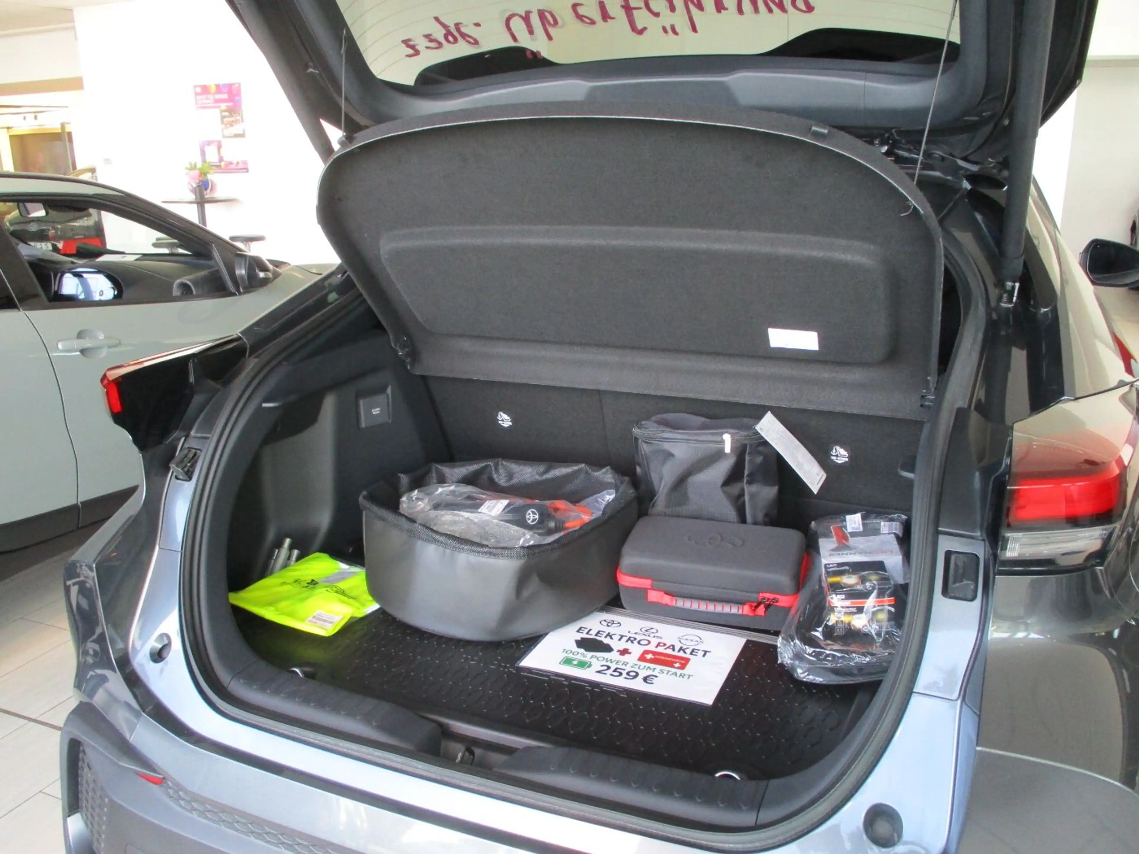 Toyota C-HR 2.0 Plug-in Hybrid Team D LED, Kamera, Navi — photo 3