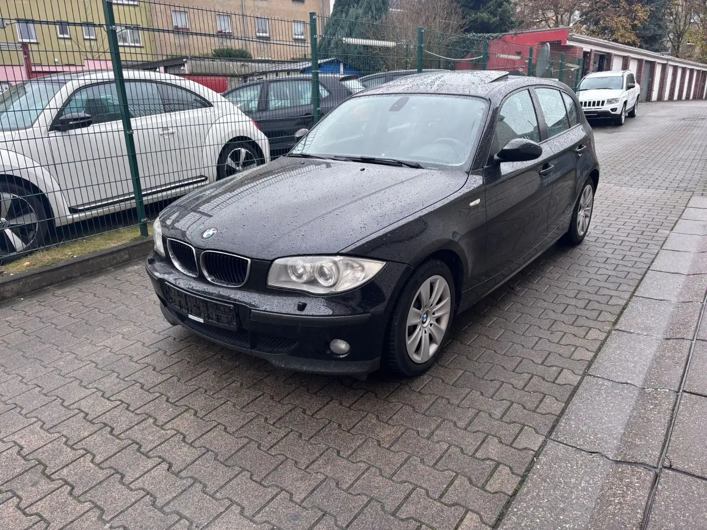 BMW 118 1 Limousine 118i tüv neu Schwarz - 1