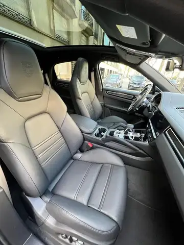 Porsche Cayenne view 11