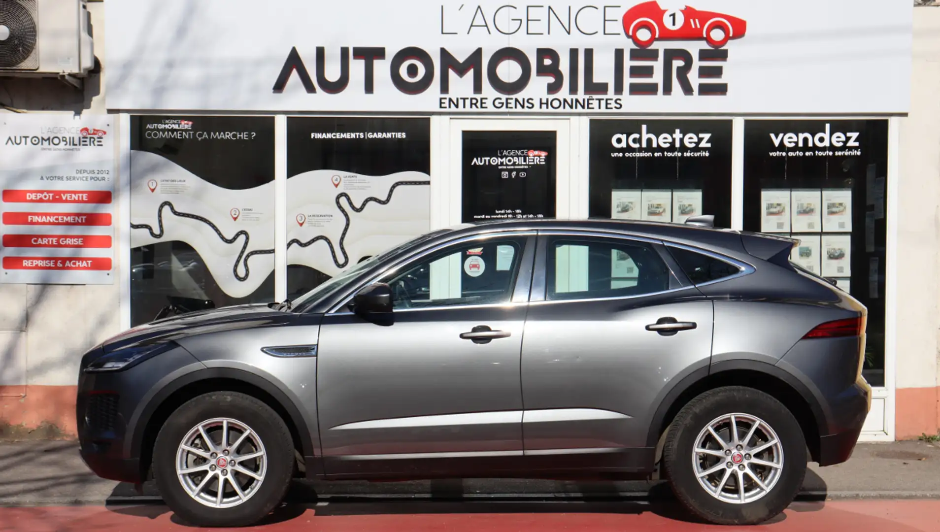 Jaguar E-Pace 2.0 150 BVM6 (Carplay, Caméra, Sièges chauffants Gris - 2