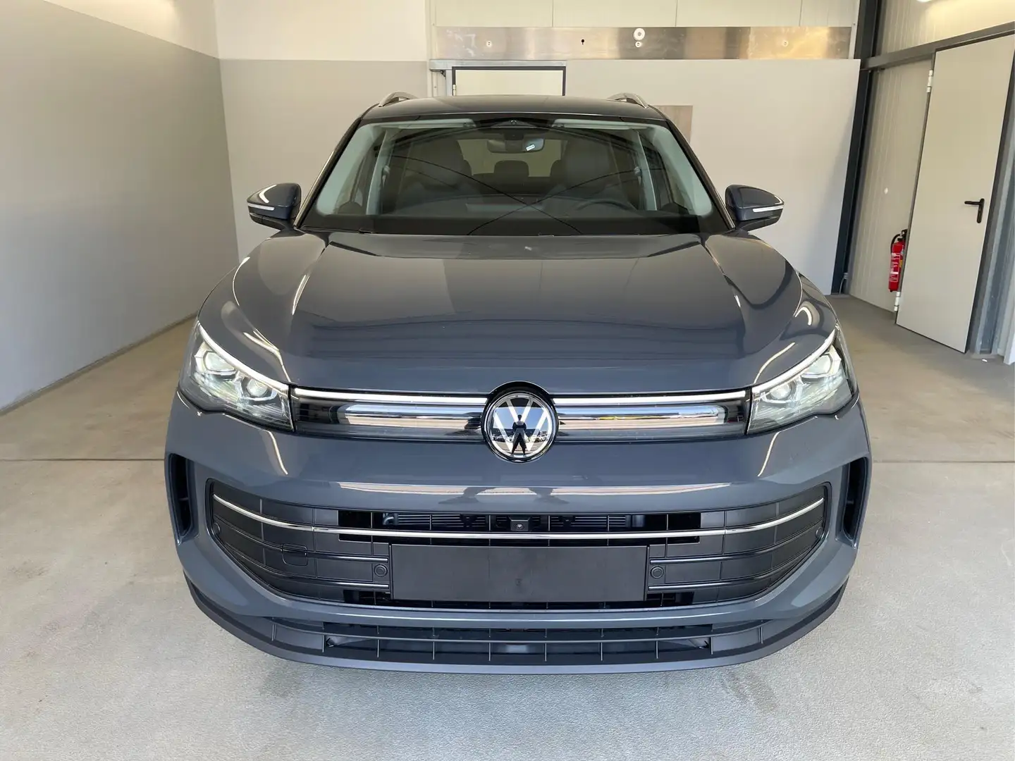 Volkswagen Tiguan Neues Modell Life 150PS DSG 360°Kamera 1.5 eTSI... Grau - 2