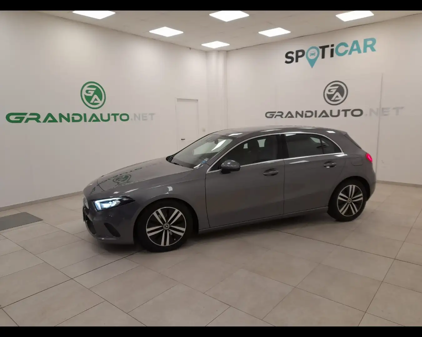 Mercedes-Benz A 180 Classe A - W177 -  d Business auto Grau - 2