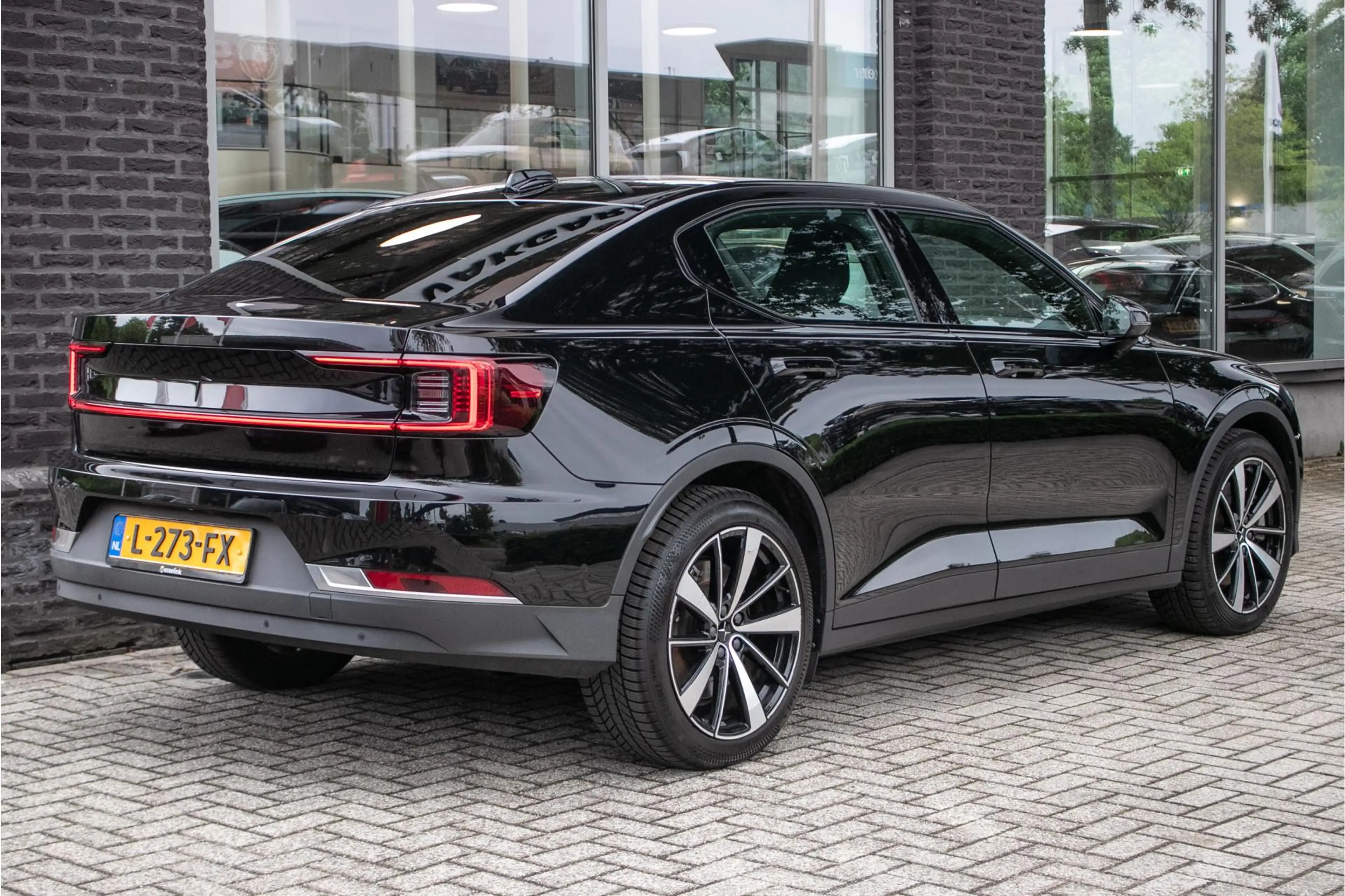 Polestar 2 Long Range Dual Motor Launch Edition 78kWh - SOH 8 — photo 3