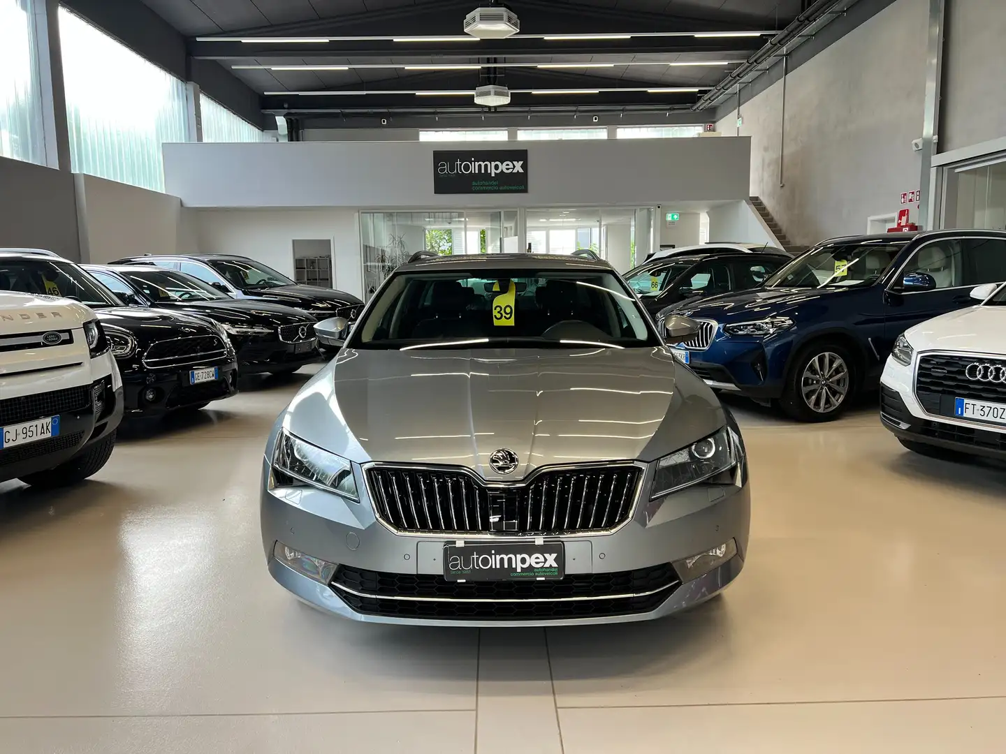 Skoda Superb Superb Wagon 2.0 tdi Executive 150cv Gris - 2