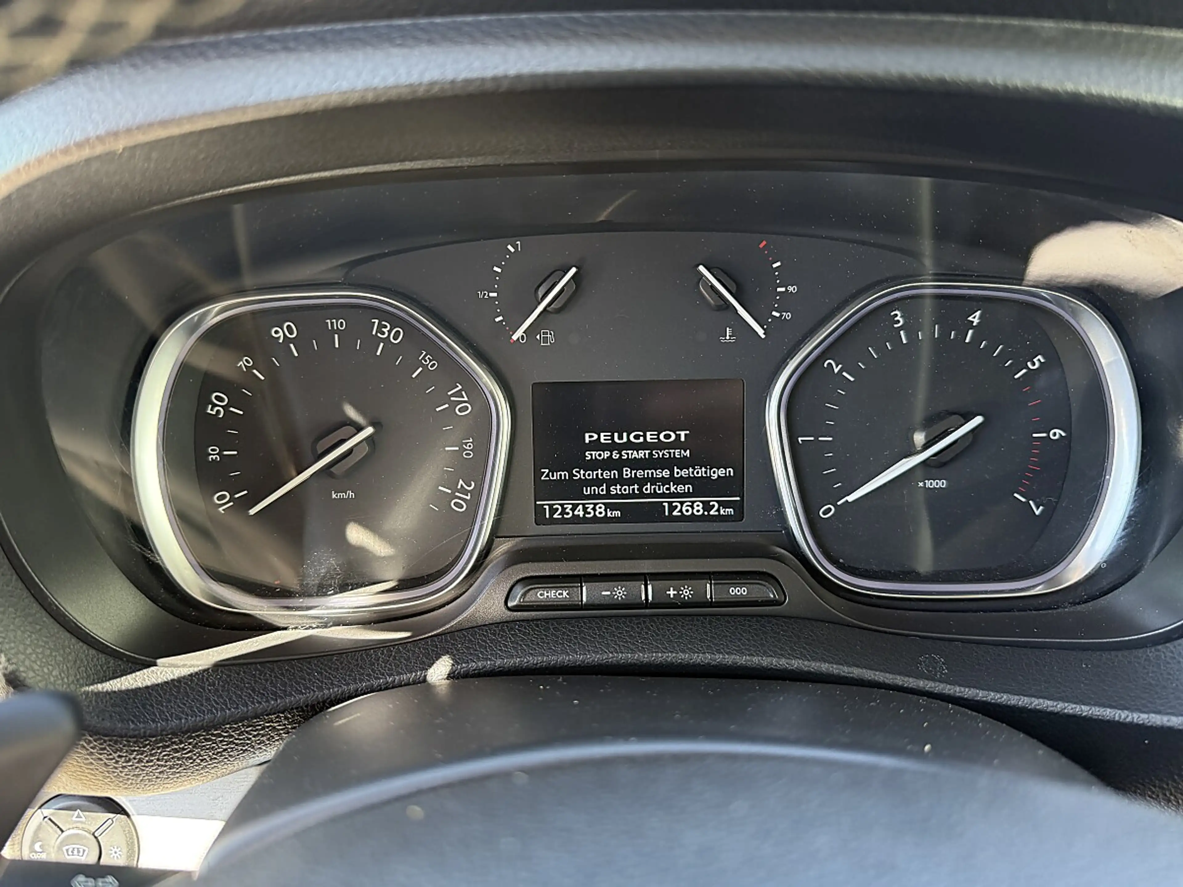 Peugeot Traveller — photo 8