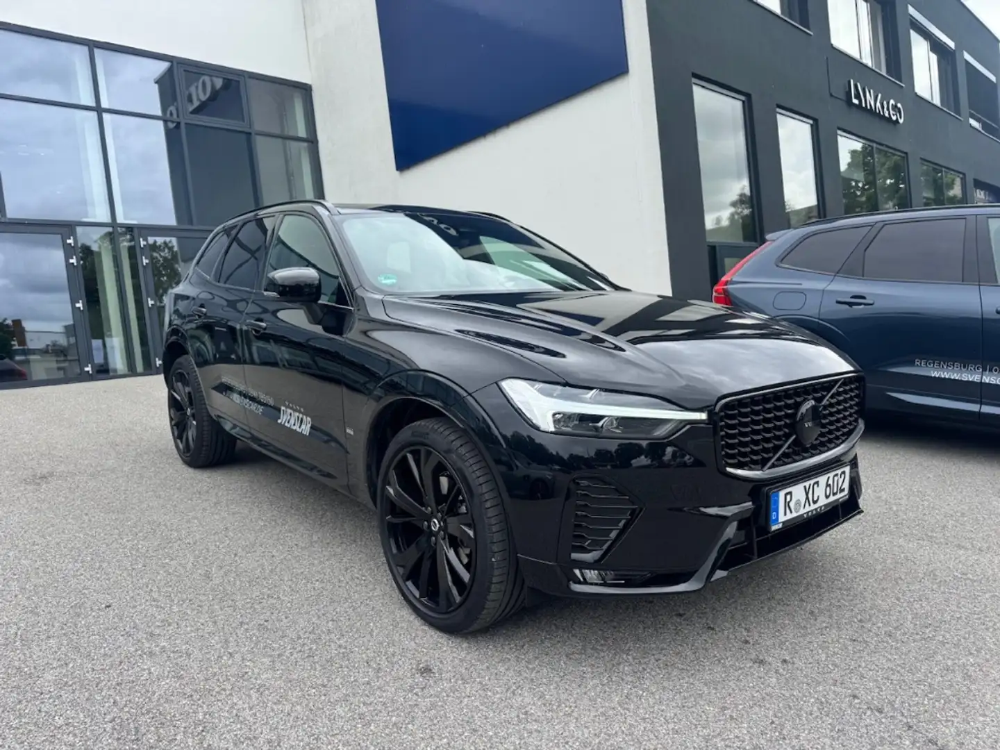Volvo XC60 Ultra Black Edition AWD B5 Benzin EU6d HUD Leder D Schwarz - 2