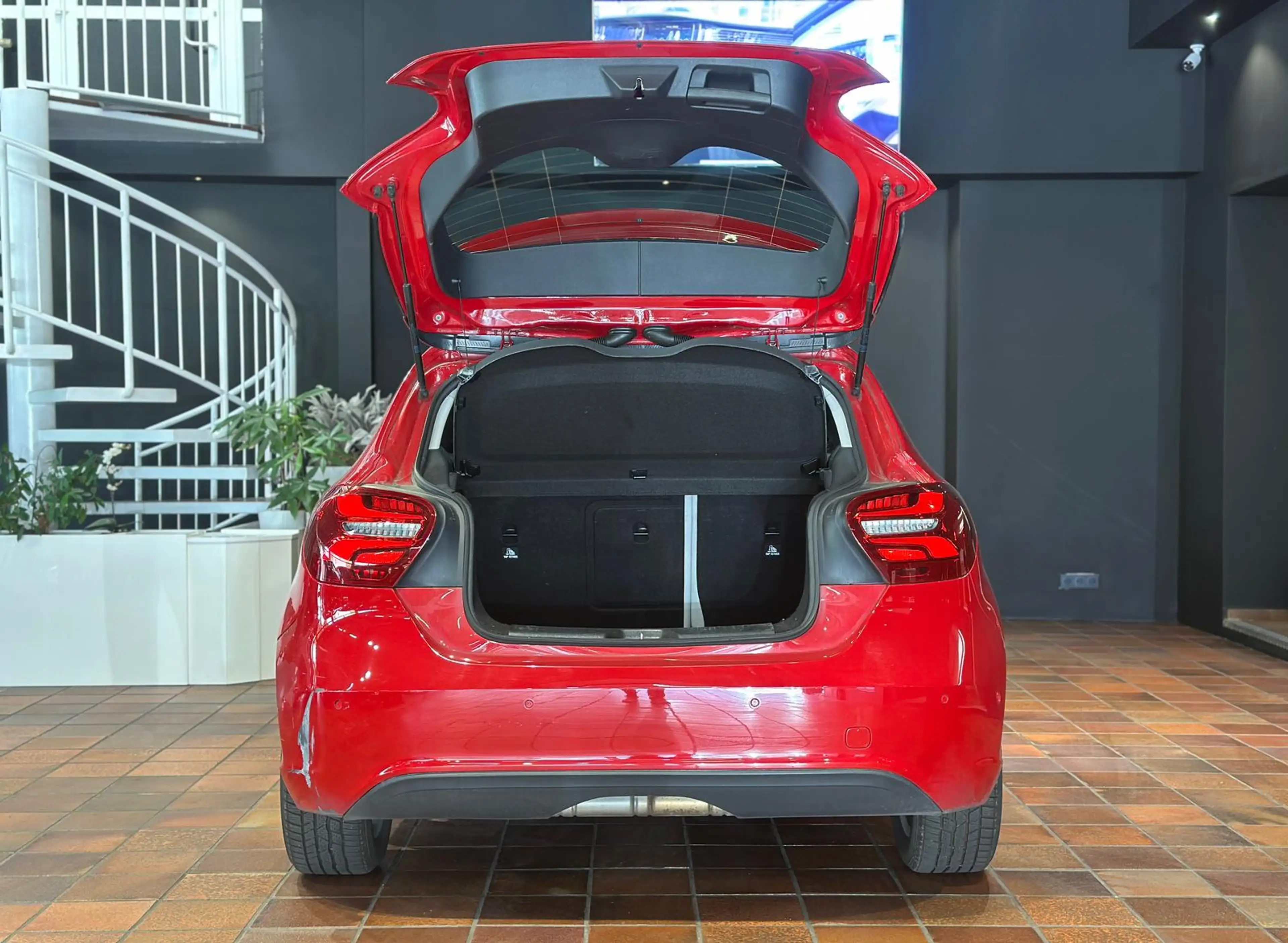 Mercedes-Benz A 180 7G LED LEDER-SPORTSI NAV KAM SPUR TEMPO SHZ MOPF F — photo 4