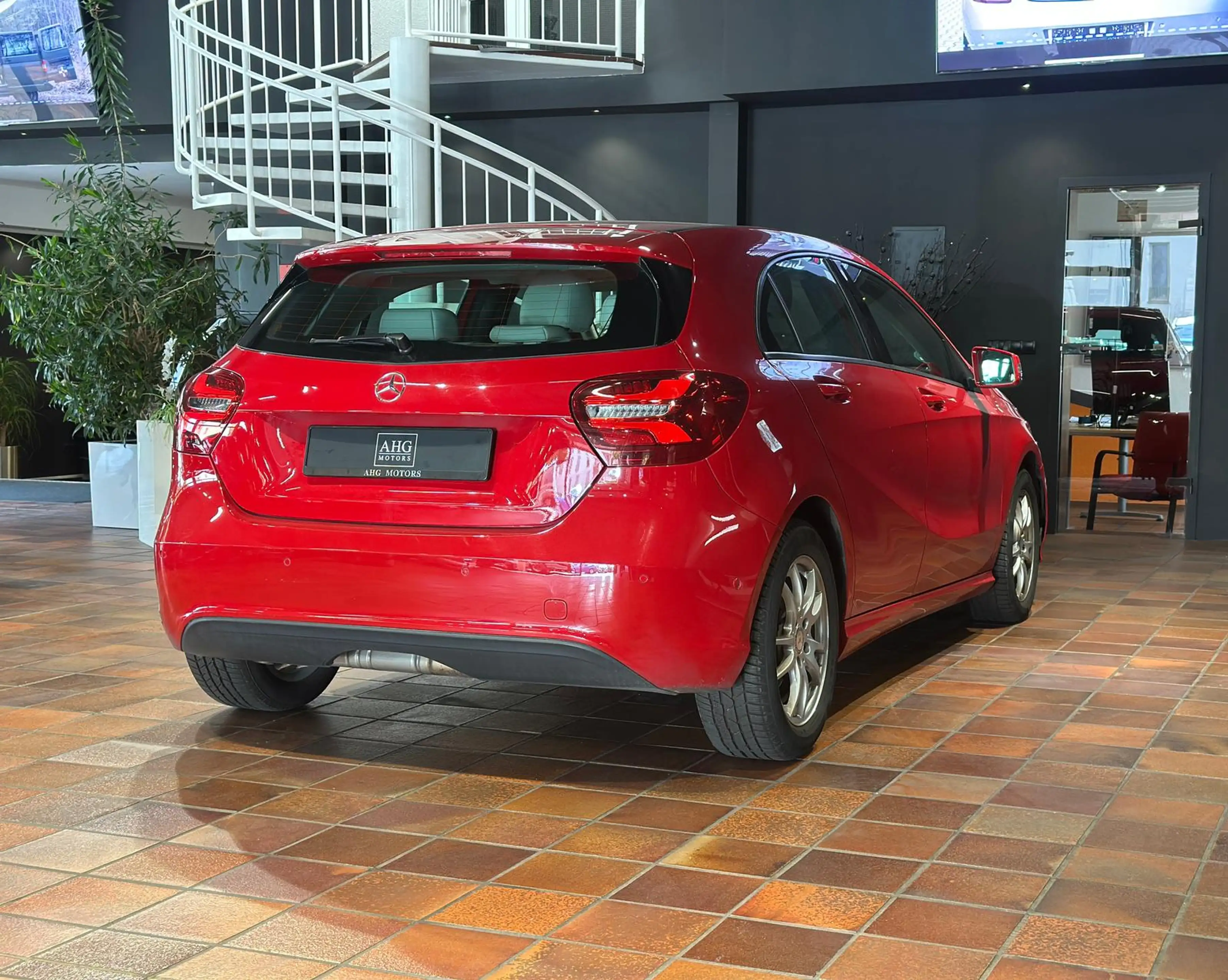 Mercedes-Benz A 180 7G LED LEDER-SPORTSI NAV KAM SPUR TEMPO SHZ MOPF F — photo 5