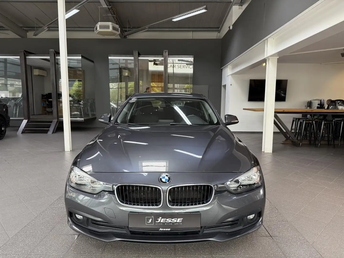 BMW 318 i Advantage Tempomat SHZ PDC AHK Gris - 2