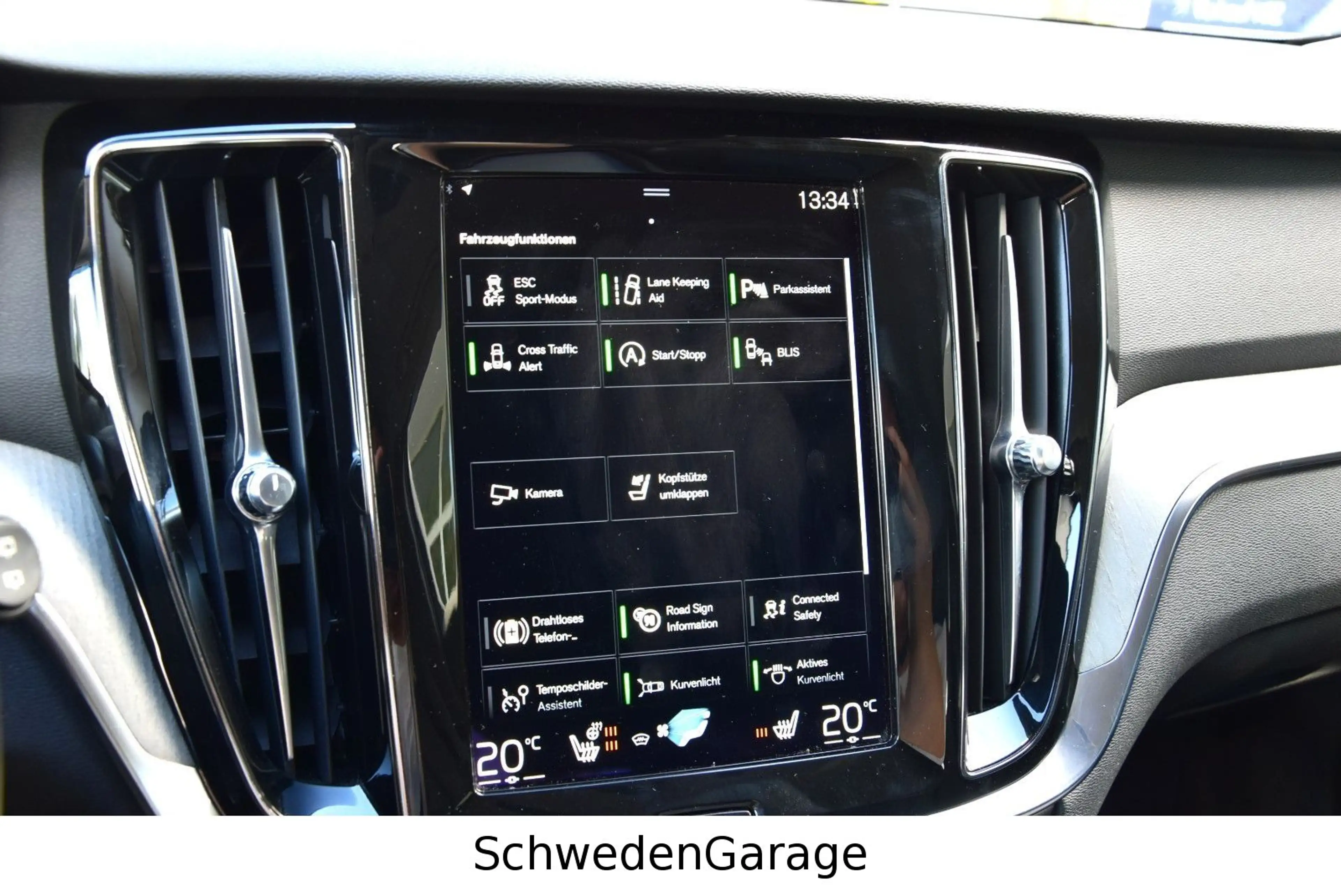 Volvo V60 Cross Country AWD — photo 20