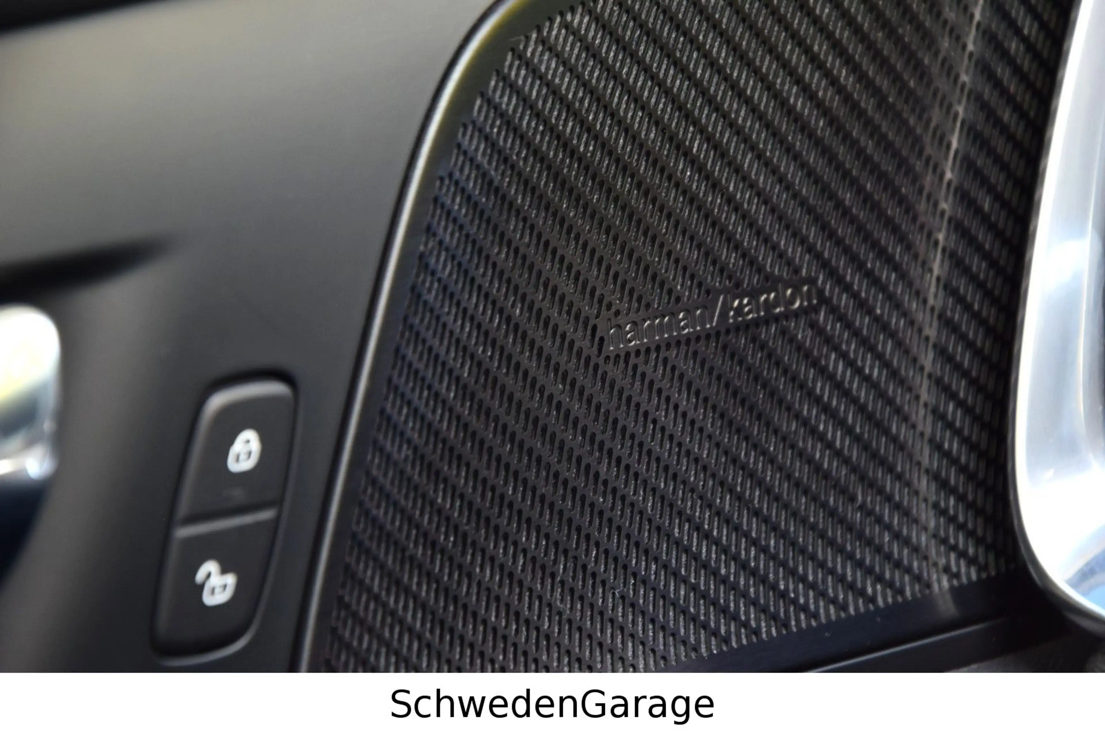 Volvo V60 Cross Country AWD — photo 17