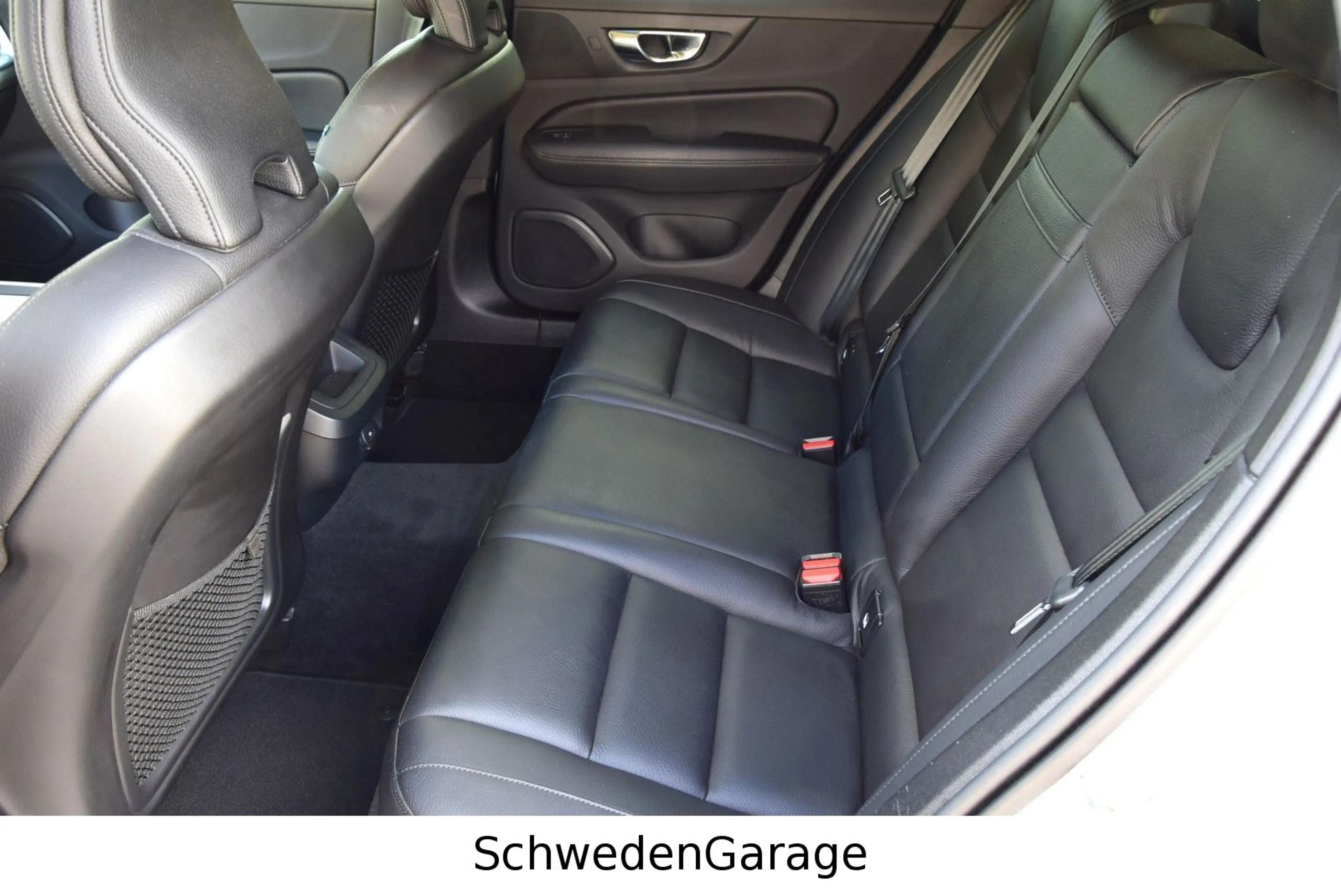 Volvo V60 Cross Country AWD — photo 12