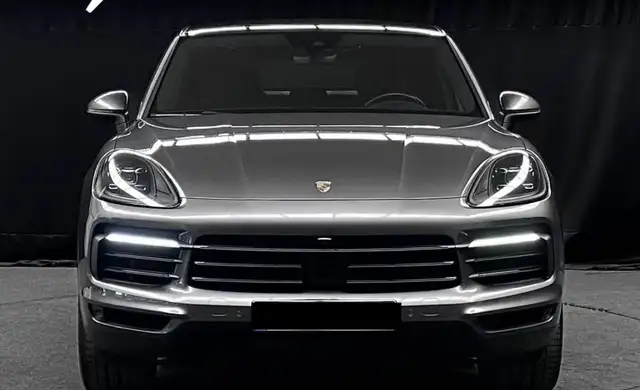 Porsche Cayenne view 3