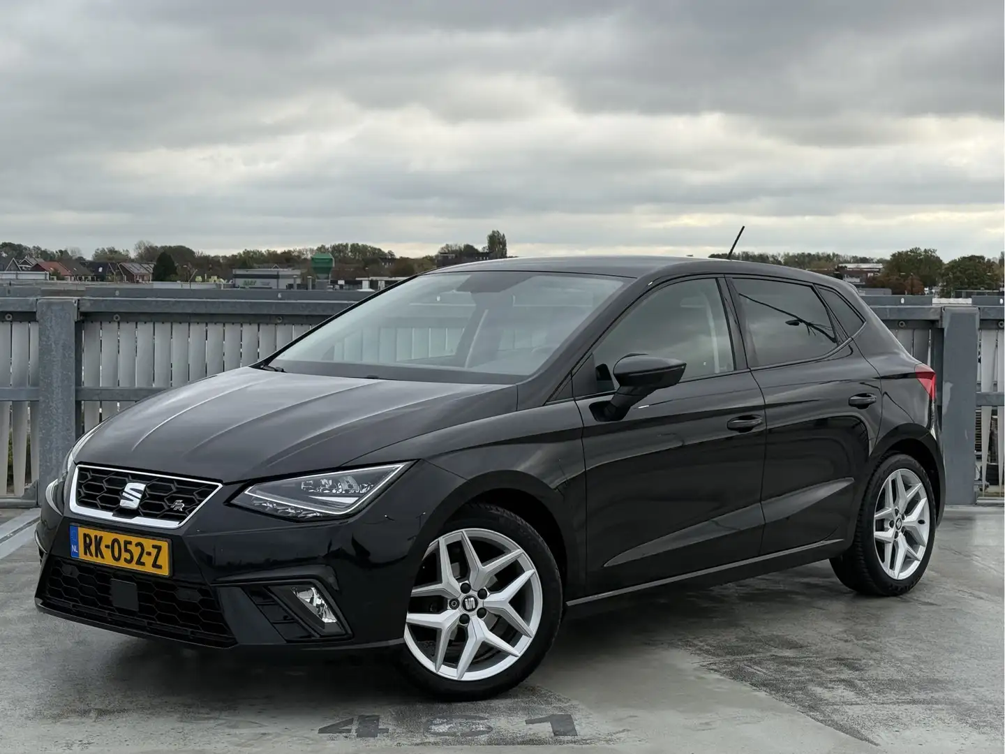 SEAT Ibiza 1.0 TSI FR | Navi | Cruise | Cam | Carplay | NAP Zwart - 1