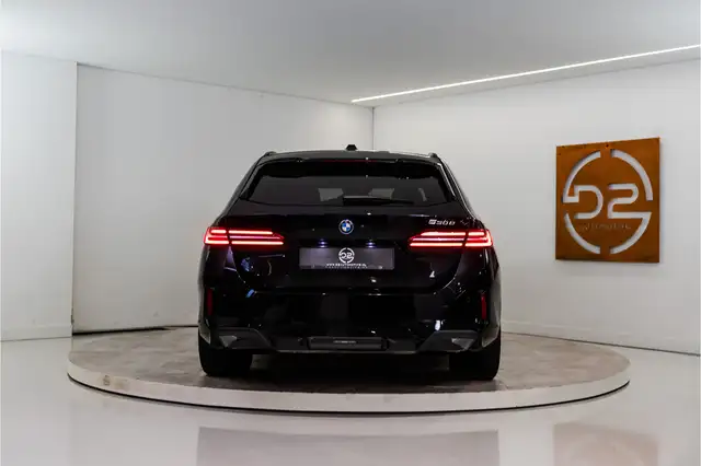 BMW 5 Series view 4