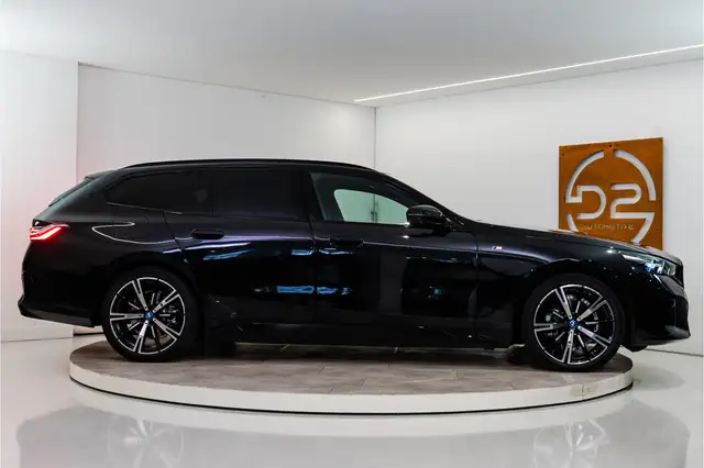 BMW 5 Series view 6