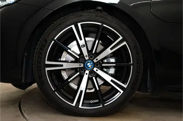 BMW 5 Series view 15