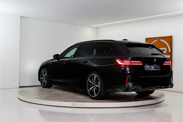 BMW 5 Series view 3