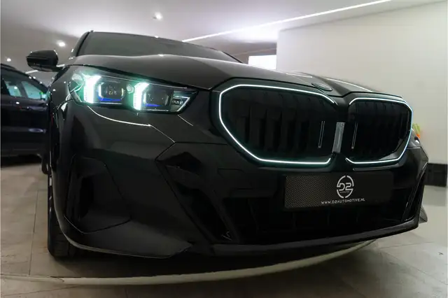 BMW 5 Series view 10
