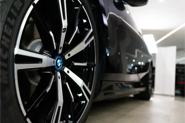 BMW 5 Series view 14
